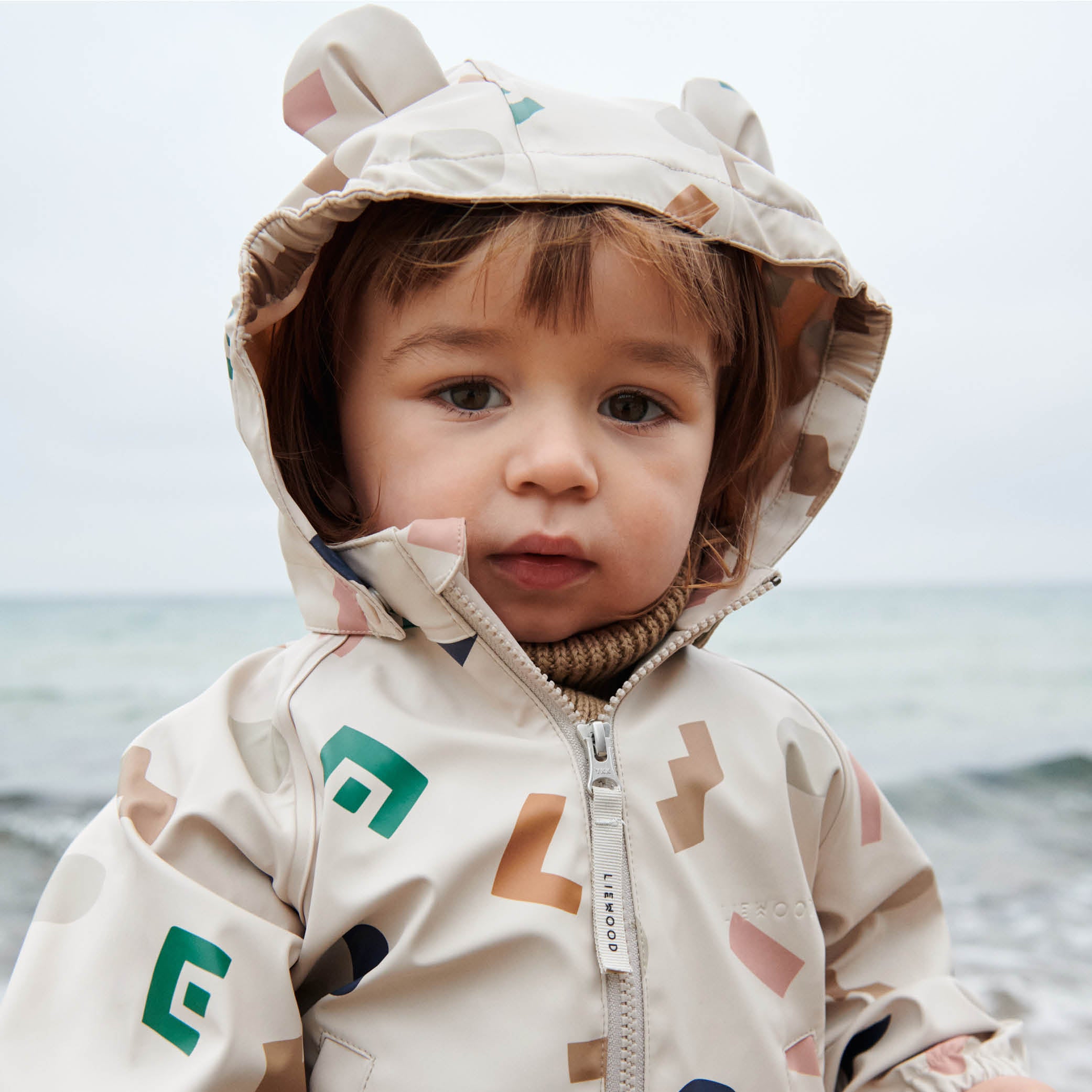 Regenjacke und -hose Melodi in graphic alphabet/sandy