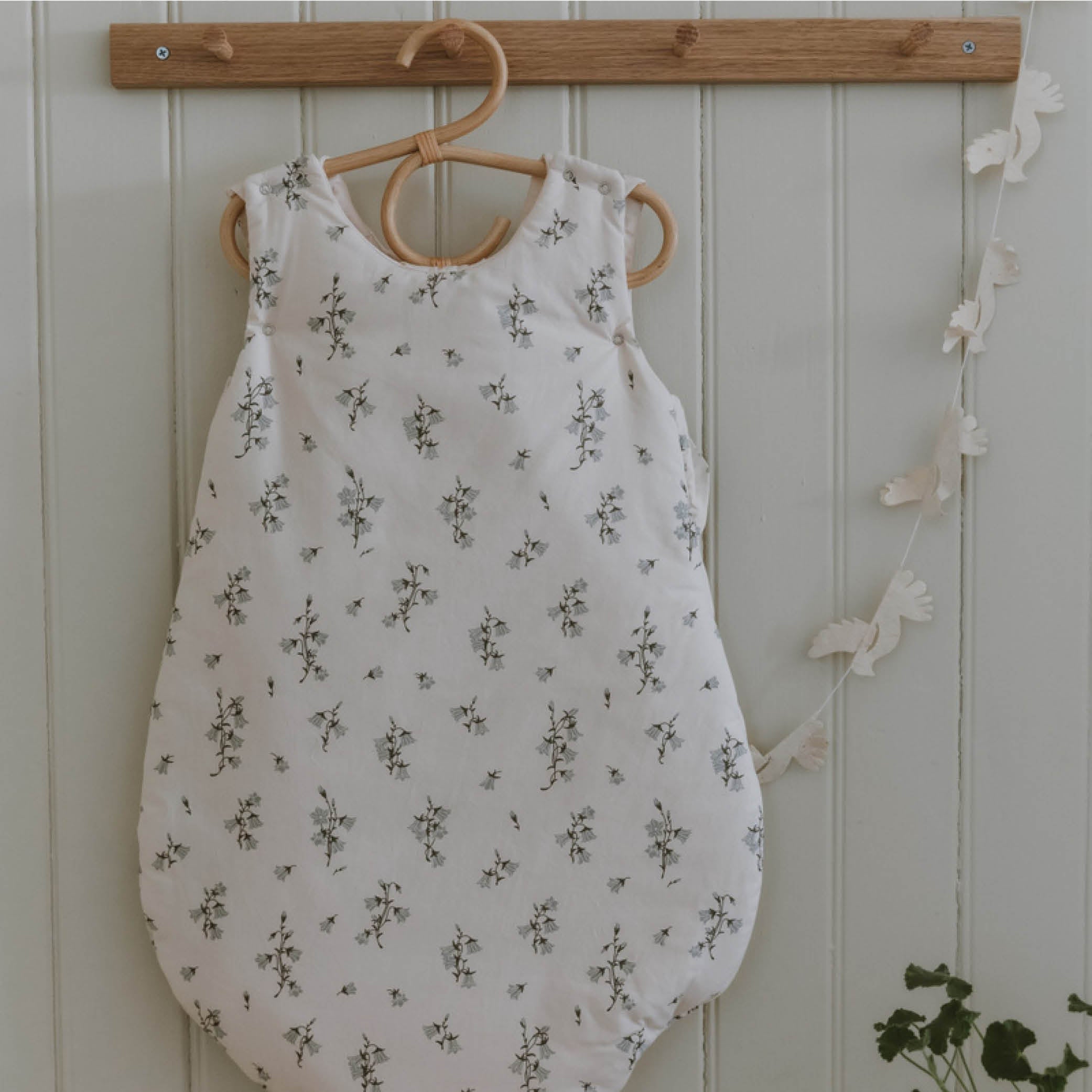Baby und neugeborenen Schlafsack bis 9 Monate in bluebell von Garbo & Friends aus weicher und qualitativ hochwertigen Bio Perkal Baumwolle bei kinder & konsorten in Düsseldorf