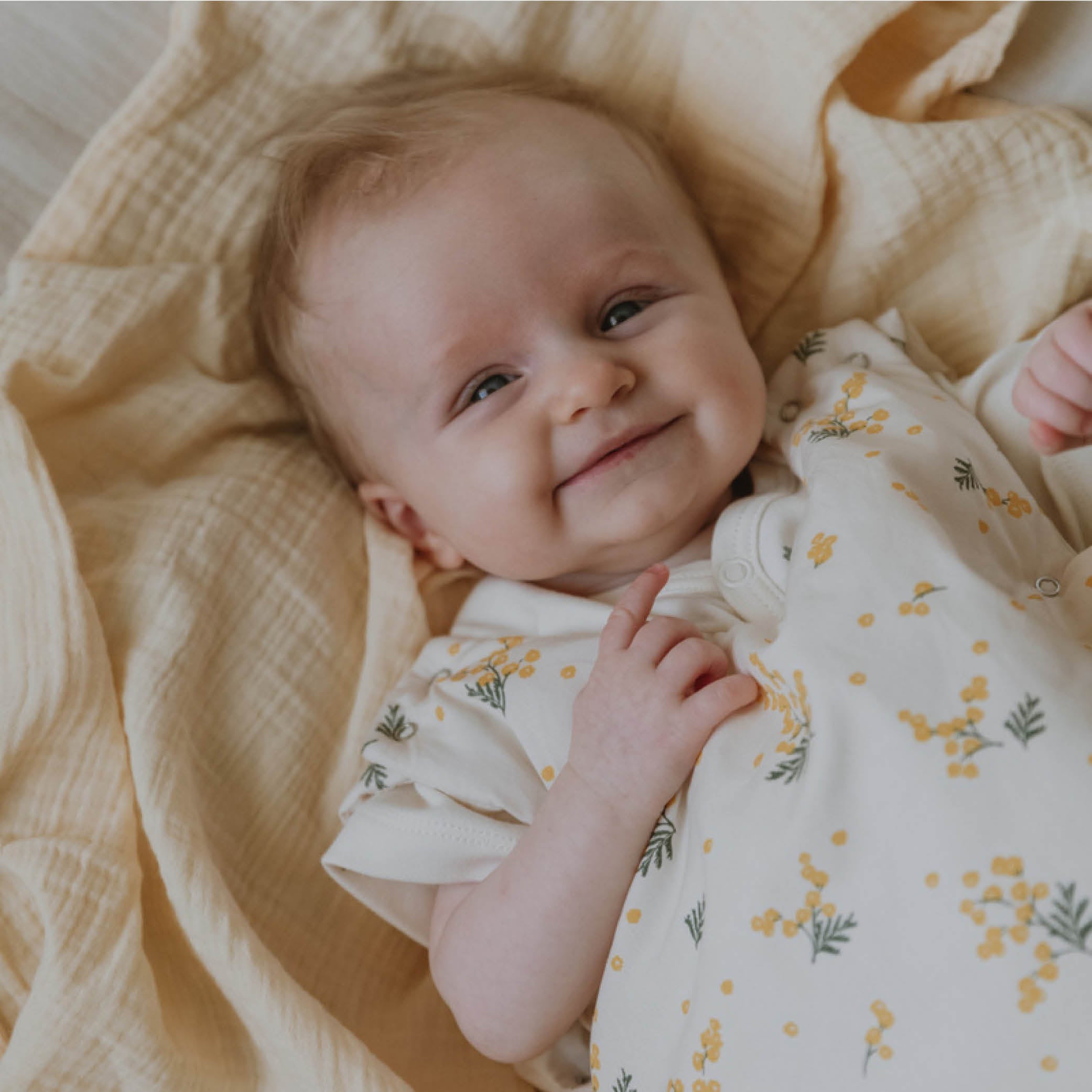 Baby und neugeborenen Schlafsack bis 9 Monate in mimosa von Garbo & Friends aus weicher und qualitativ hochwertigen Bio Perkal Baumwolle bei kinder & konsorten in Düsseldorf