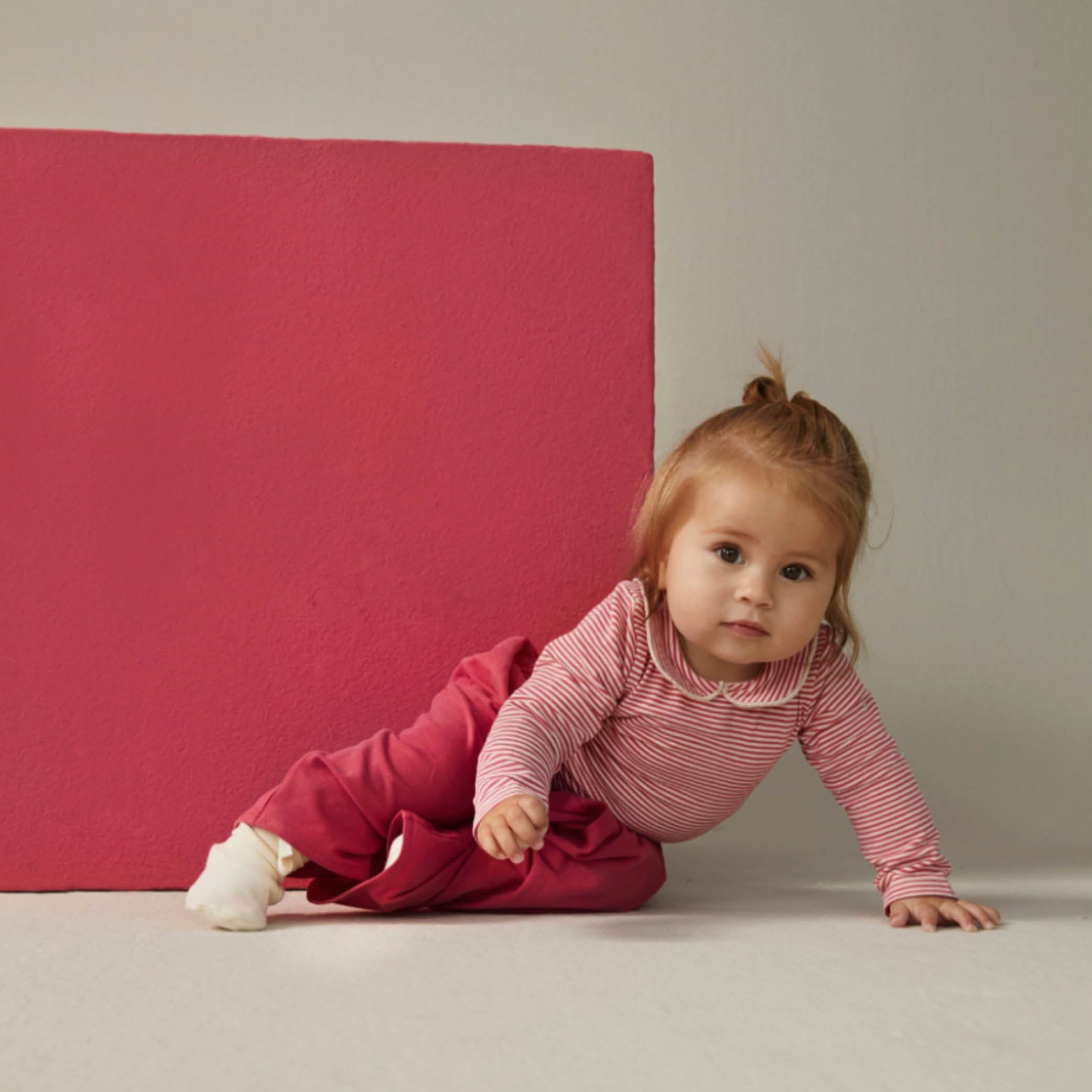 Baby Body mit Kragen in cherry/cream