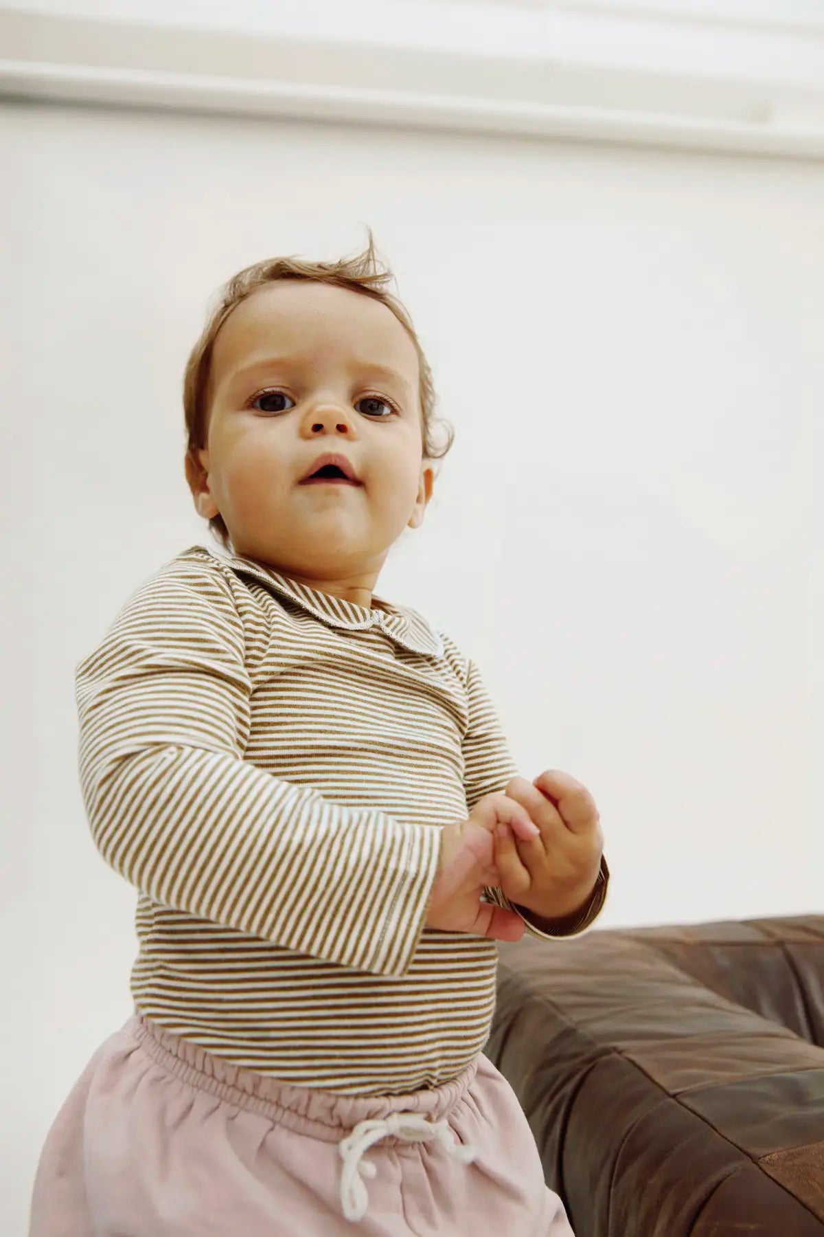 Baby Body mit Kragen in woody/cream