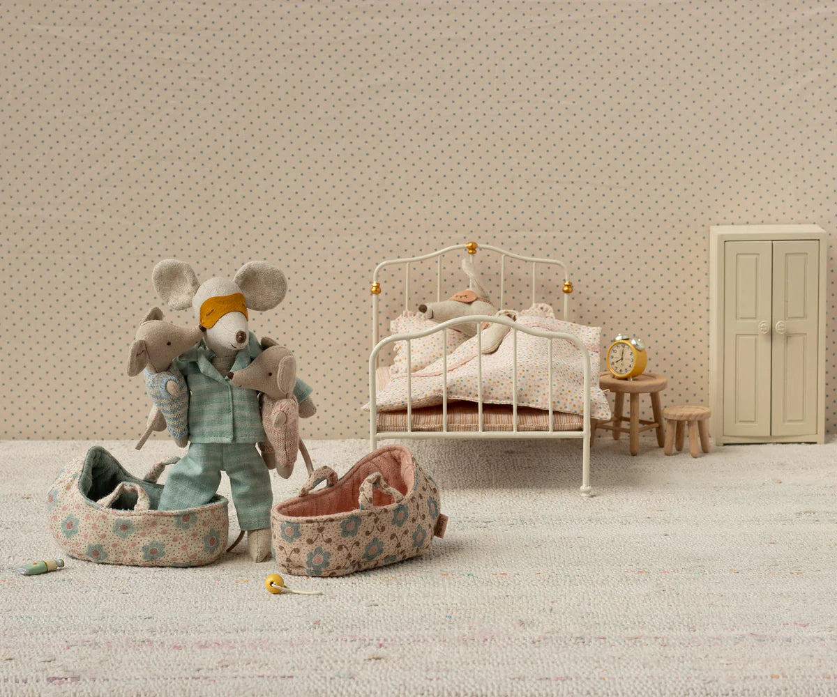 Baby Maus in blauer Tragetasche