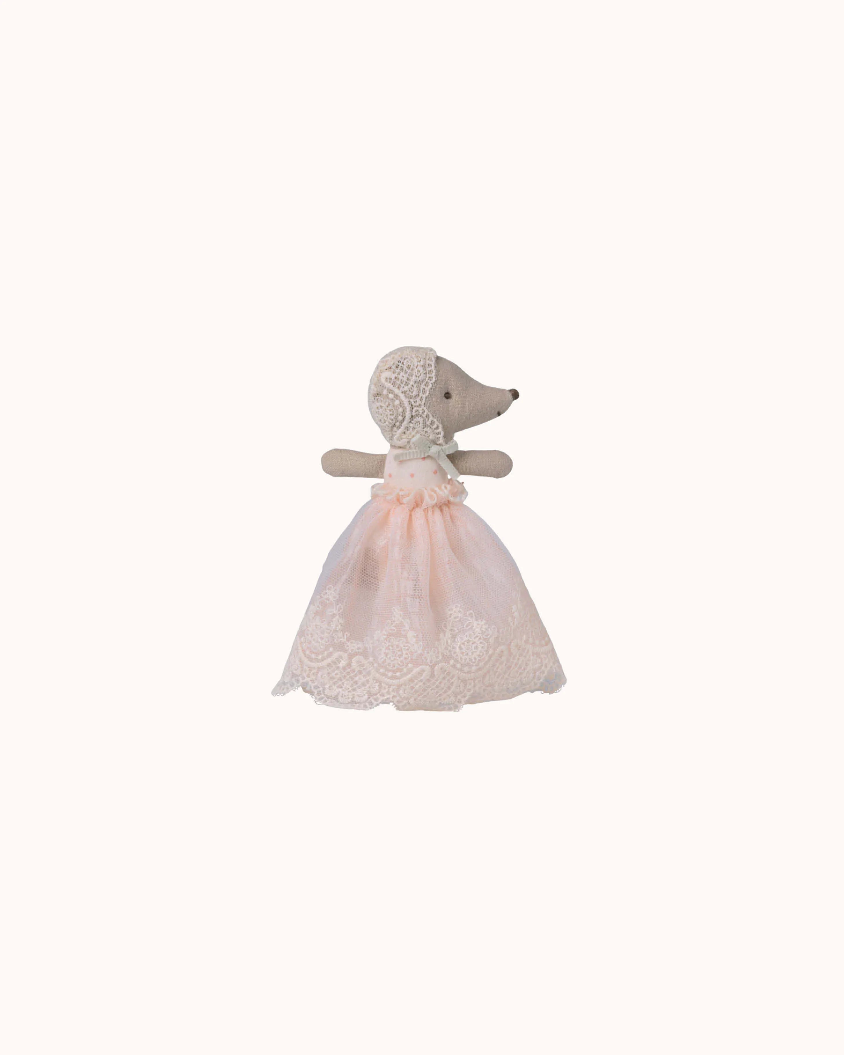 Baby Maus im Kleid in powder