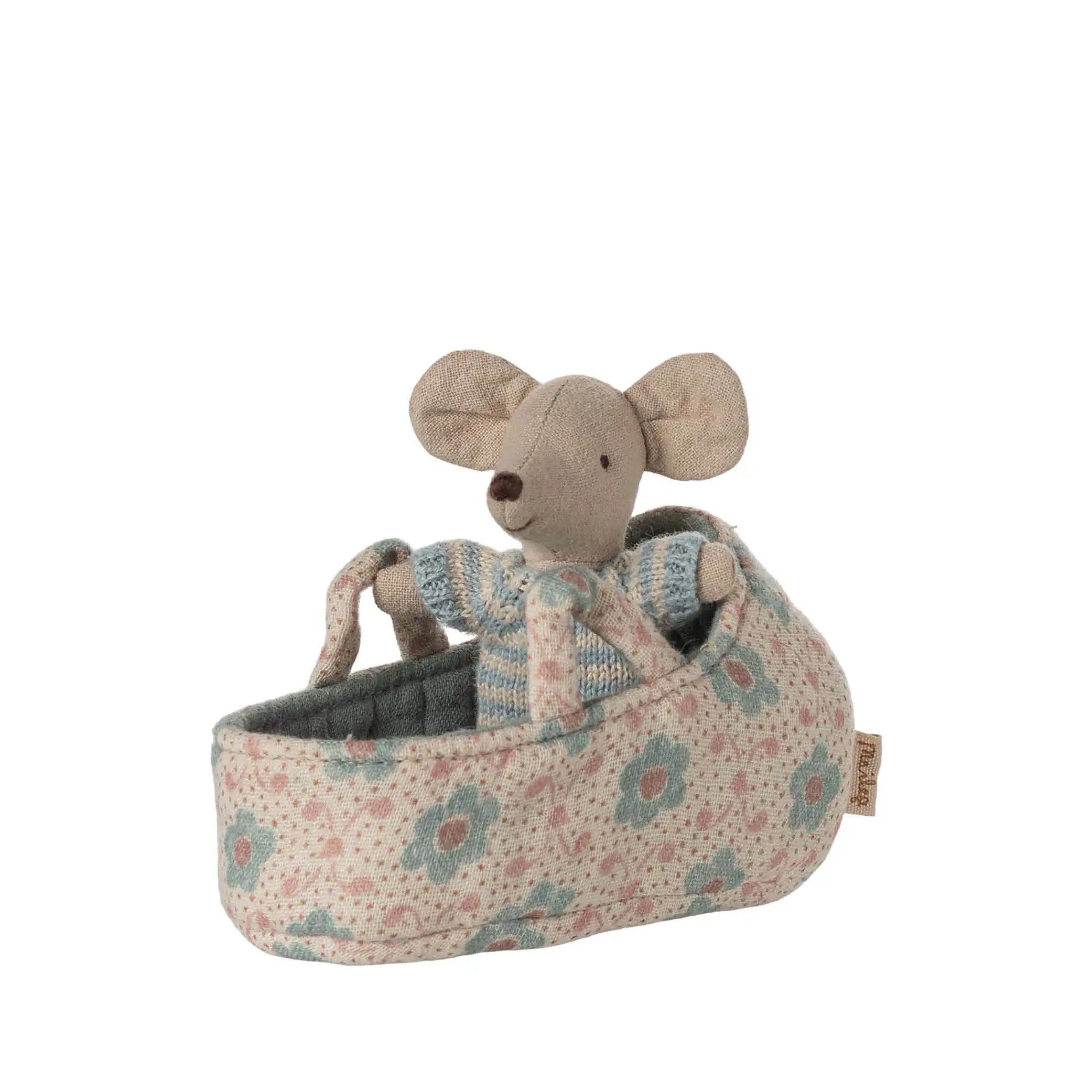 Baby Maus in blauer Tragetasche