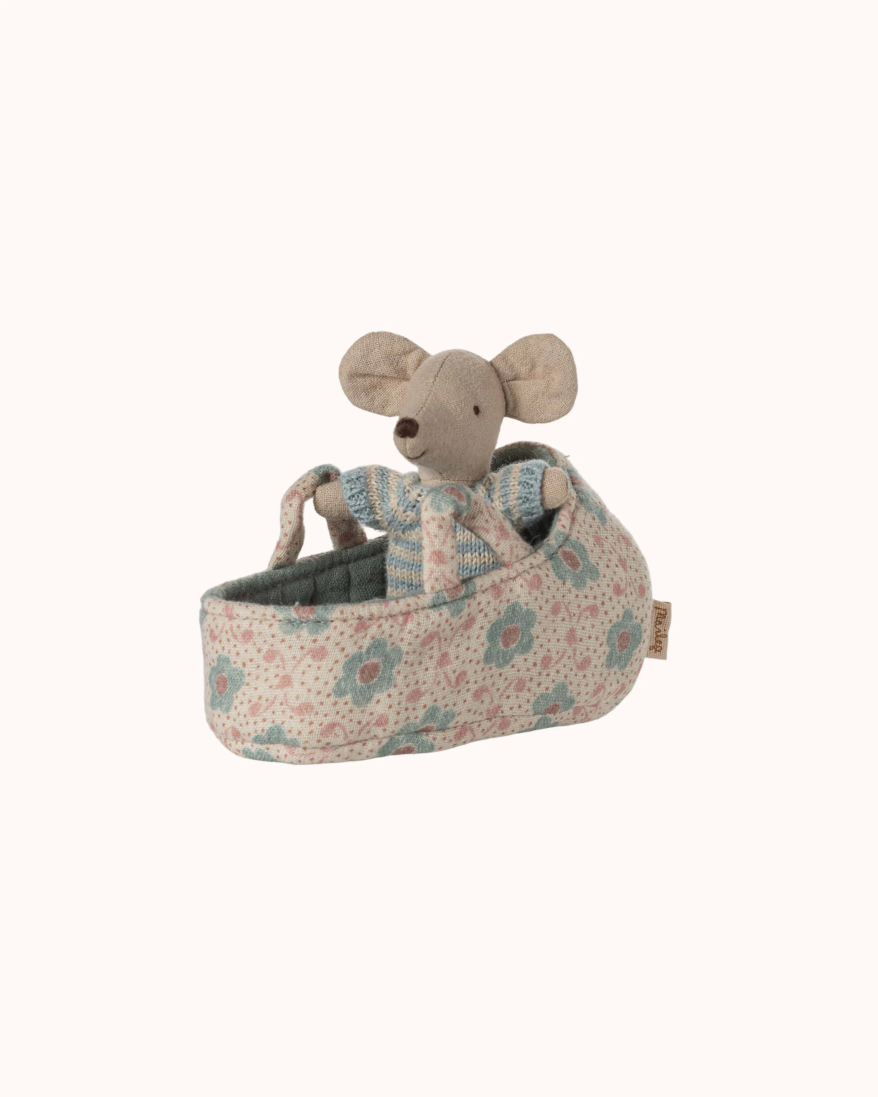 Baby Maus in blauer Tragetasche