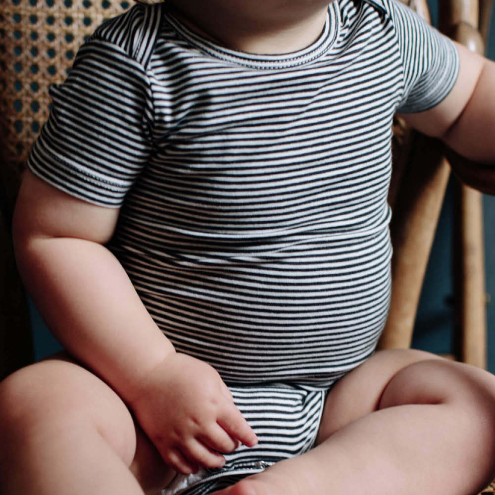 Kurzärmliger Baby Body in nearly black/cream