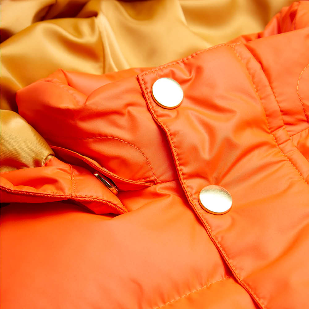 Orangene Pufferjacke