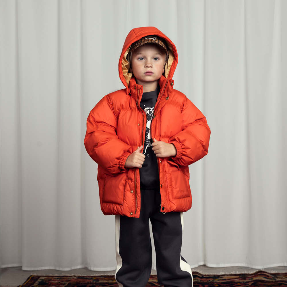 Orangene Pufferjacke