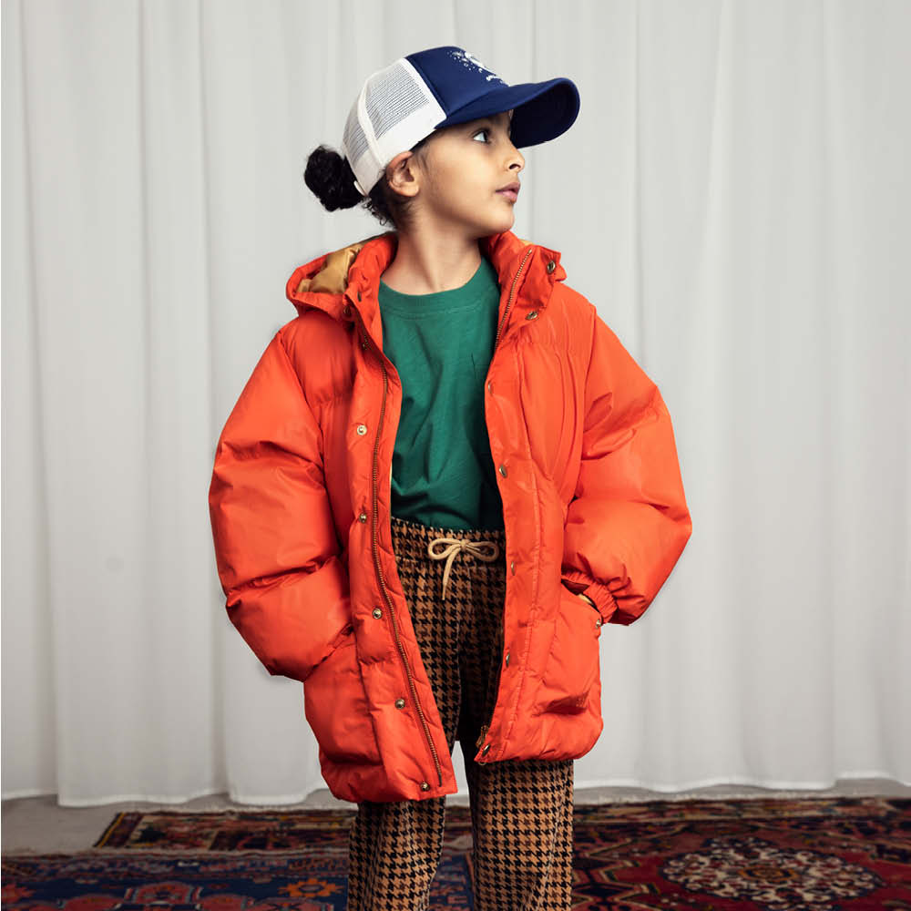 Orangene Pufferjacke