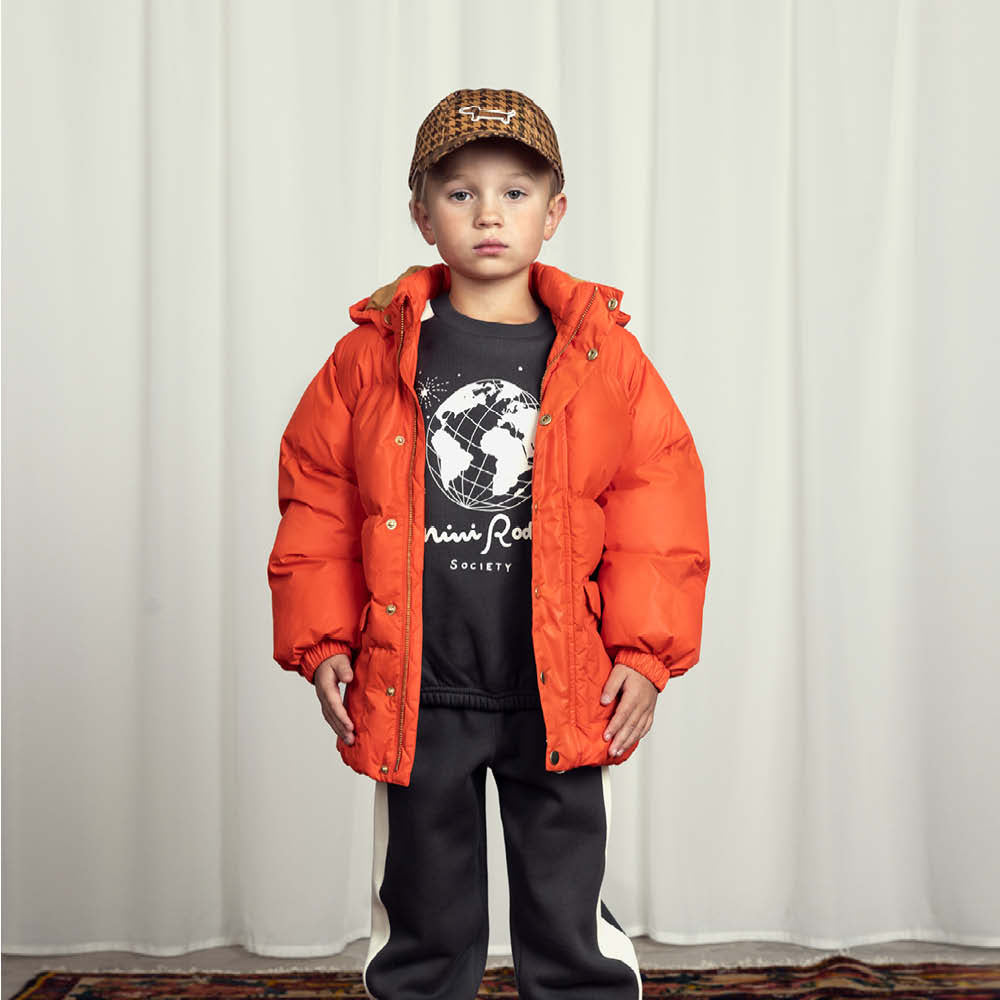Orangene Pufferjacke