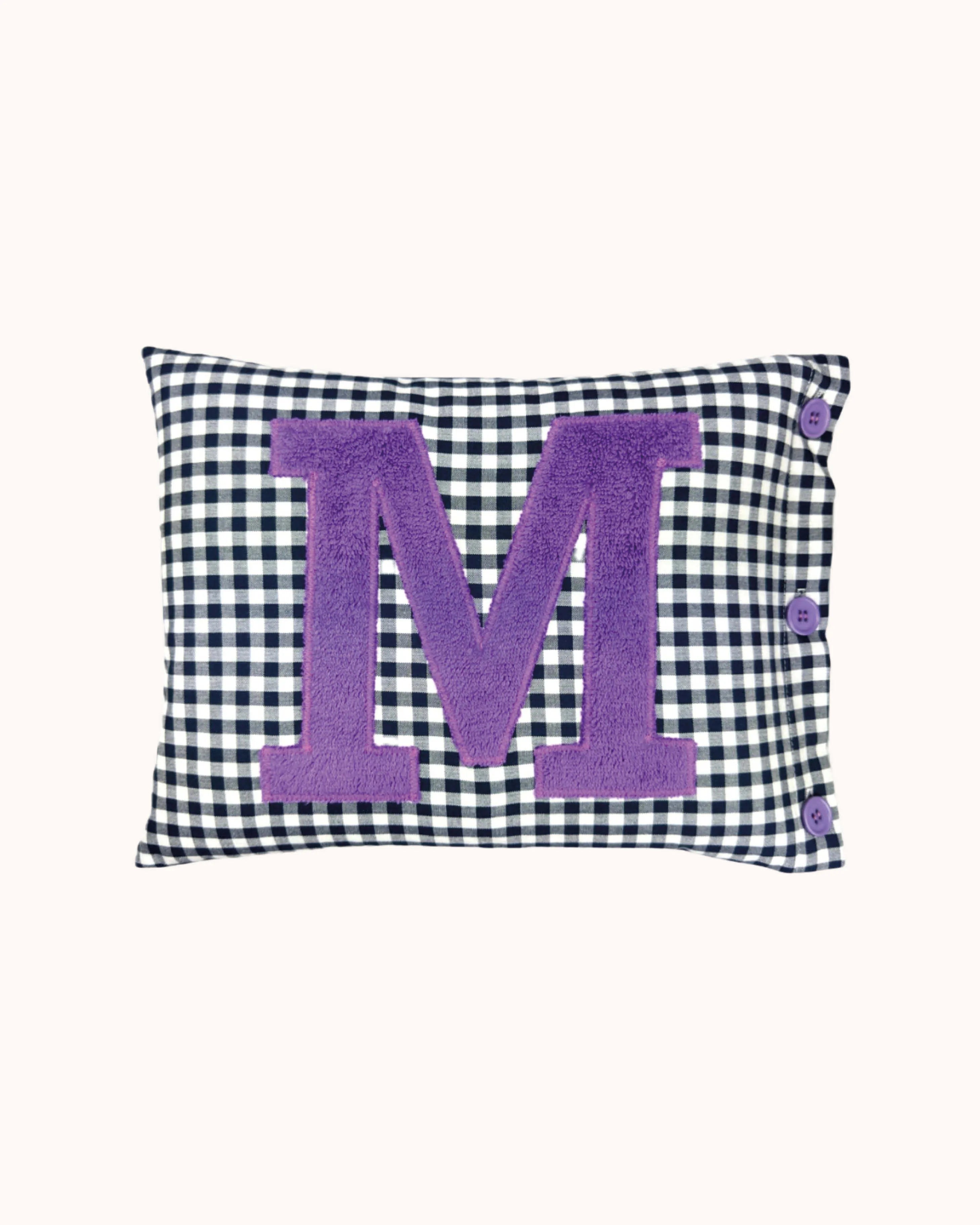 Buchstabenkissen Lila auf Marineblau Vichykaro