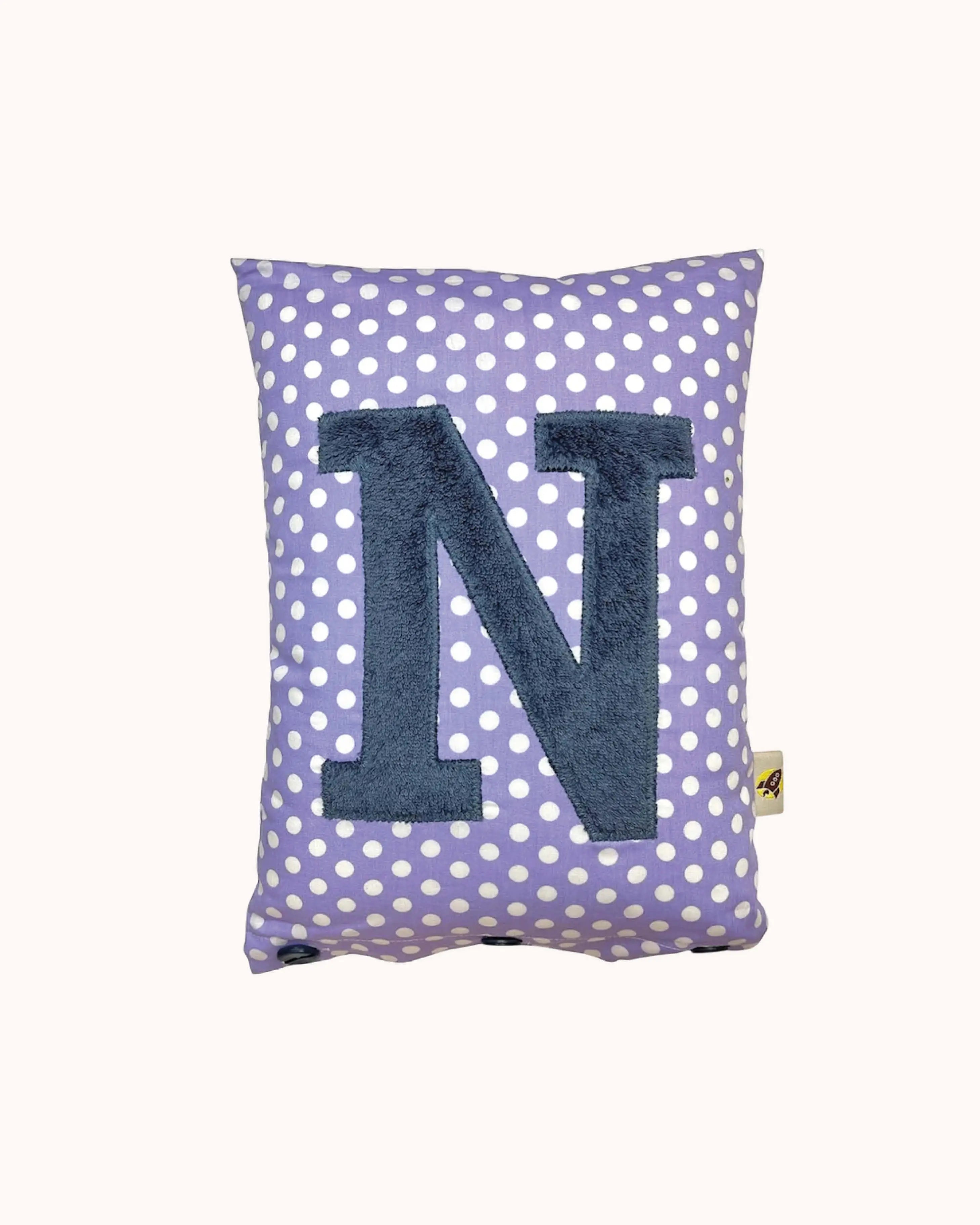 Buchstabenkissen Blaugrau auf Flieder mit weißen Punkten