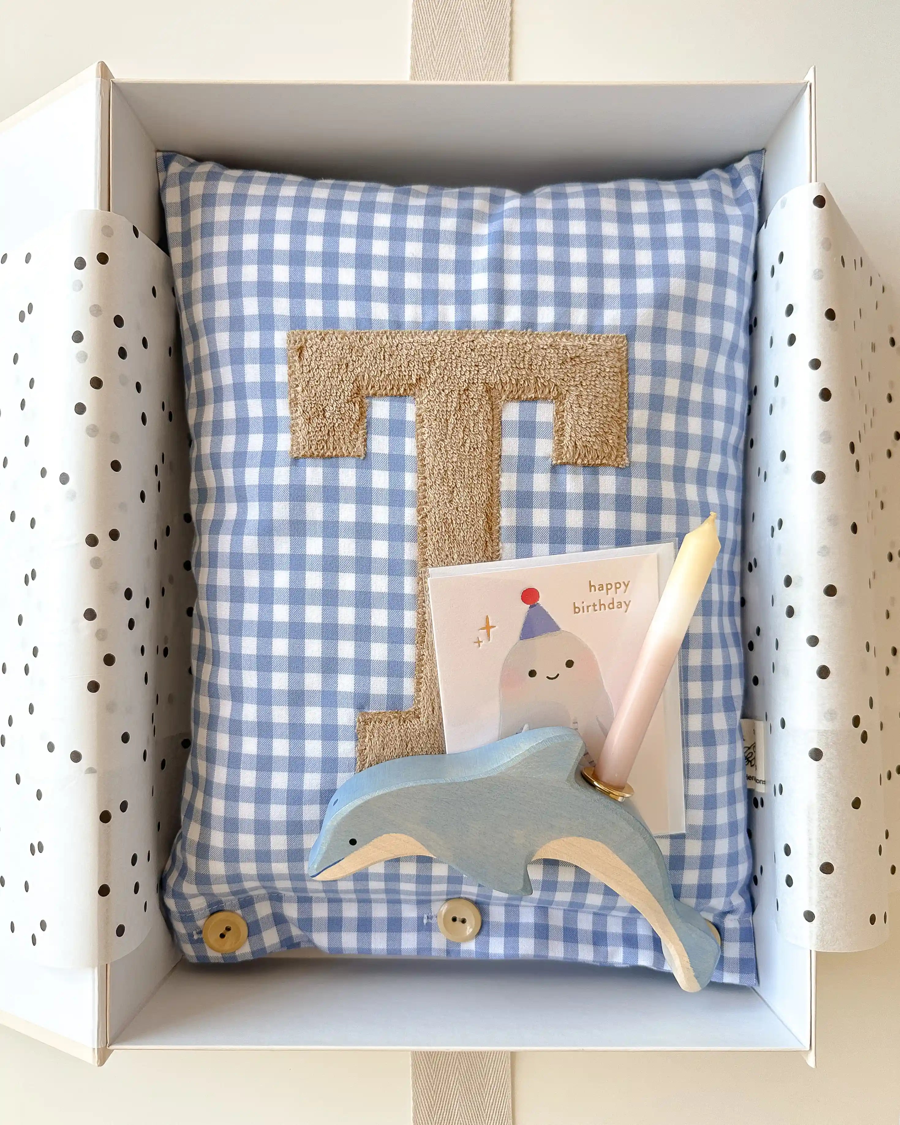 Geschenkbox mit Buchstabenkissen T, Birthday Octopus Mini Karte und Kerzentier Delfin