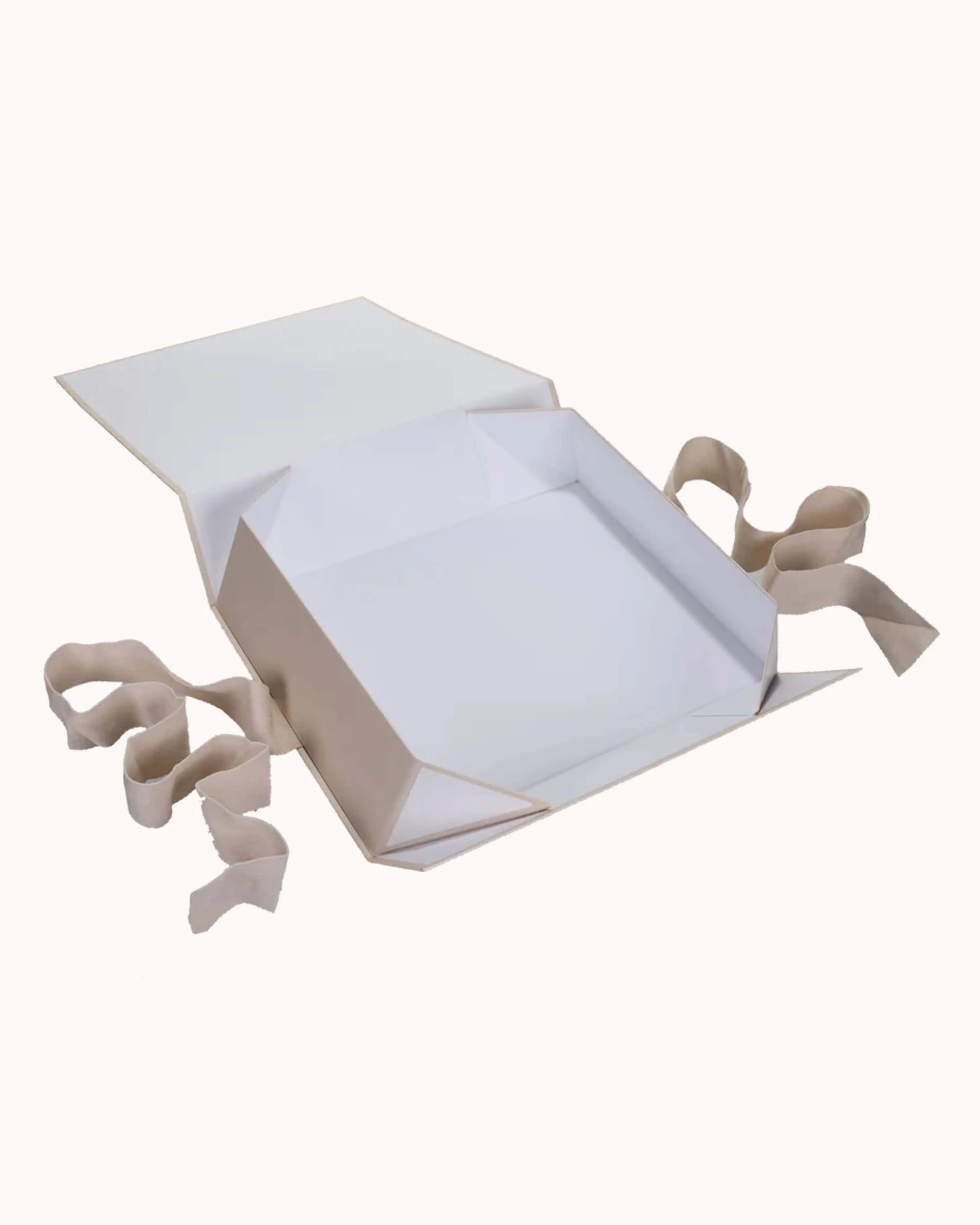 Große Geschenkbox in nude