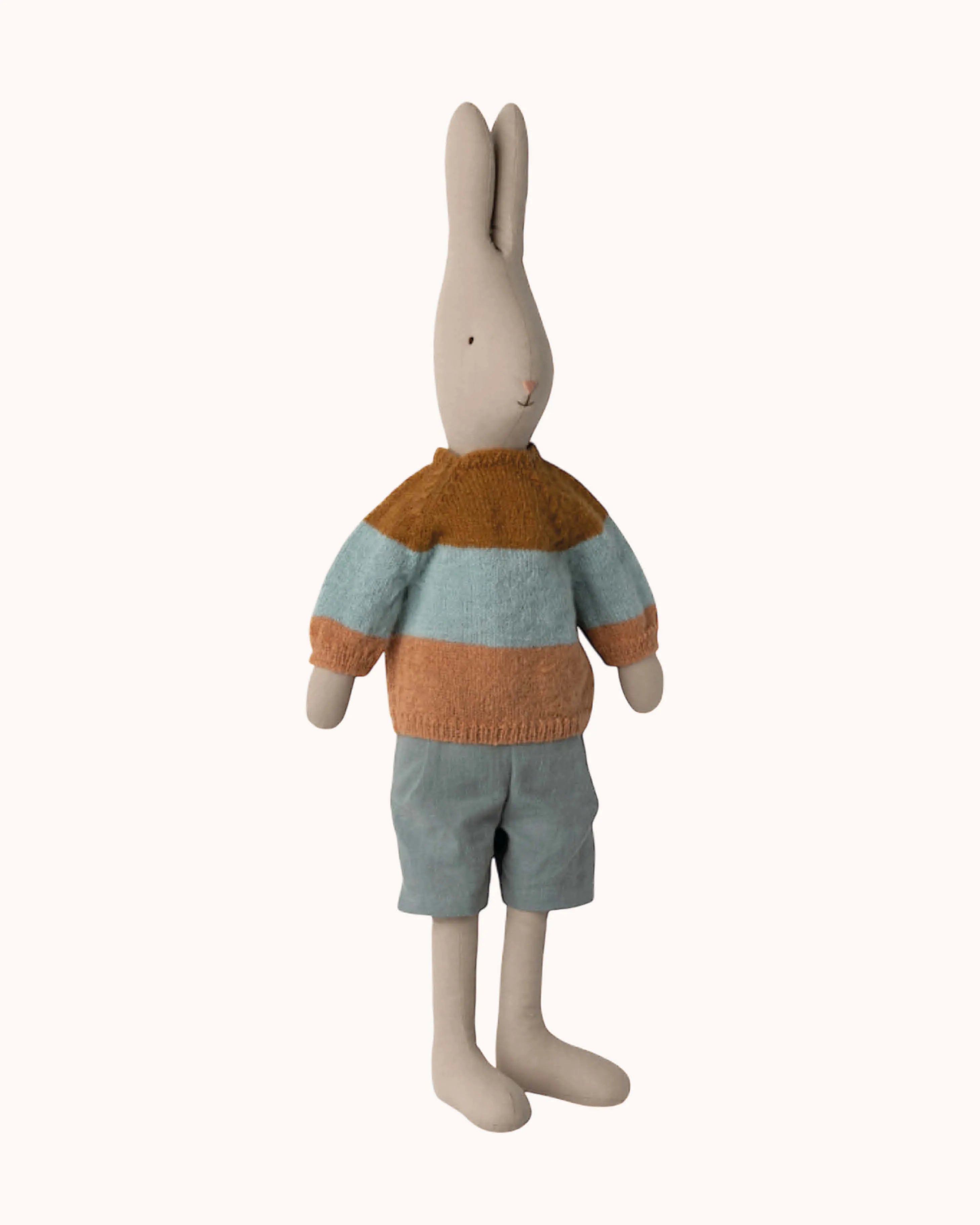 Rabbit 5 in knitted Pullover & Shorts