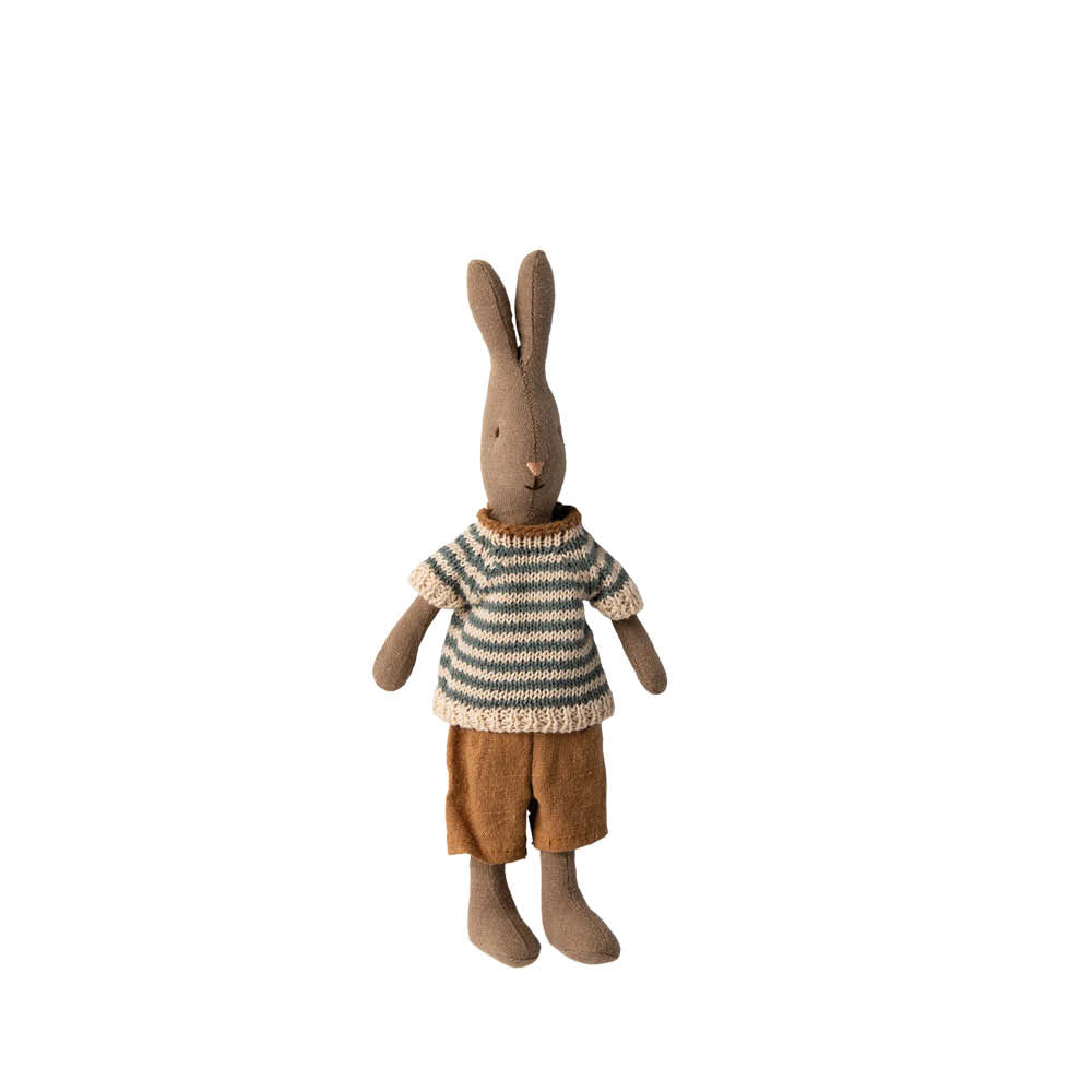 Hase 1 im Strickhemd und Shorts