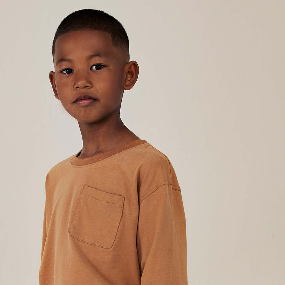 Long-sleeved T-Shirt with front pocket in biscuit