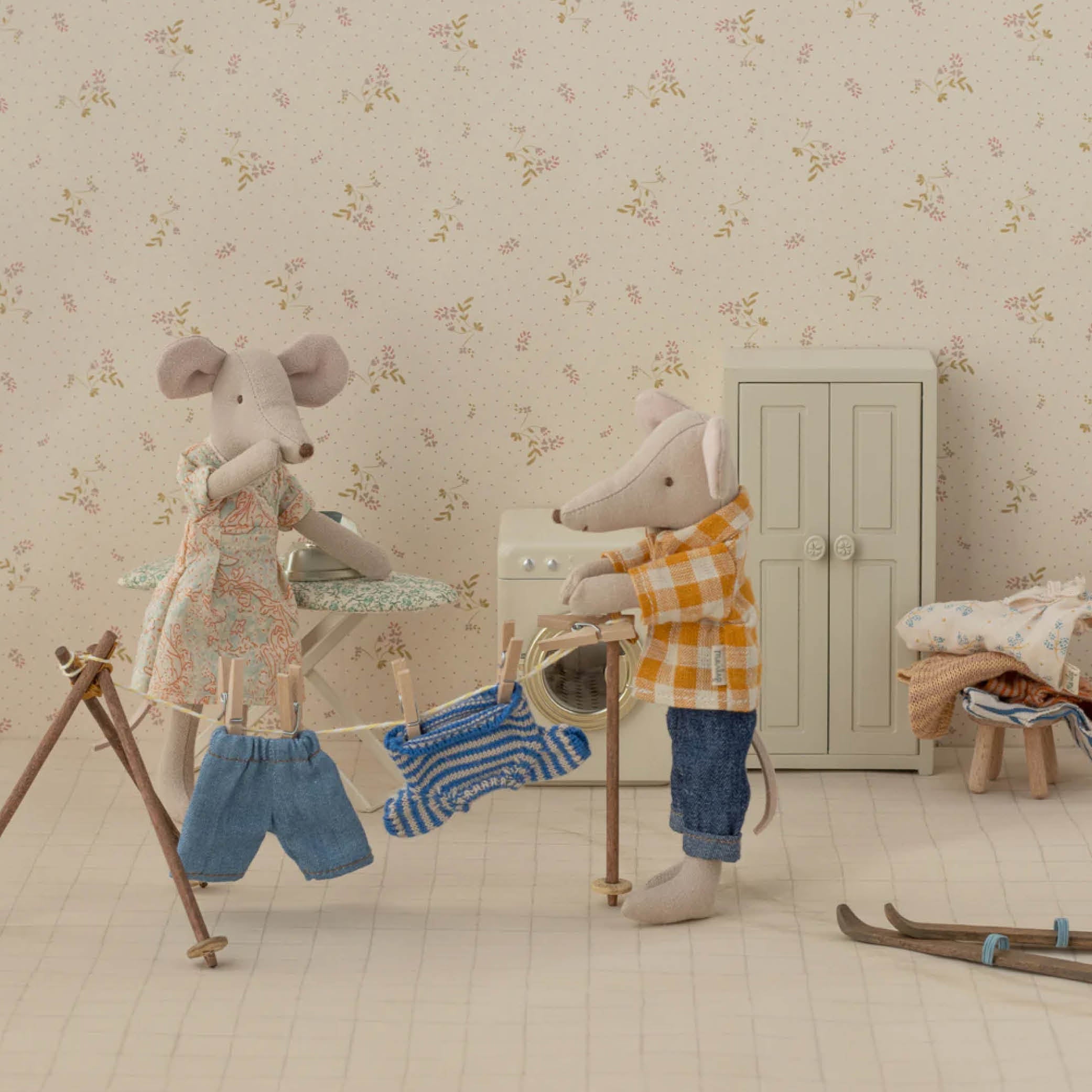 Knitted Sweater & Pants for big Brother Mouse