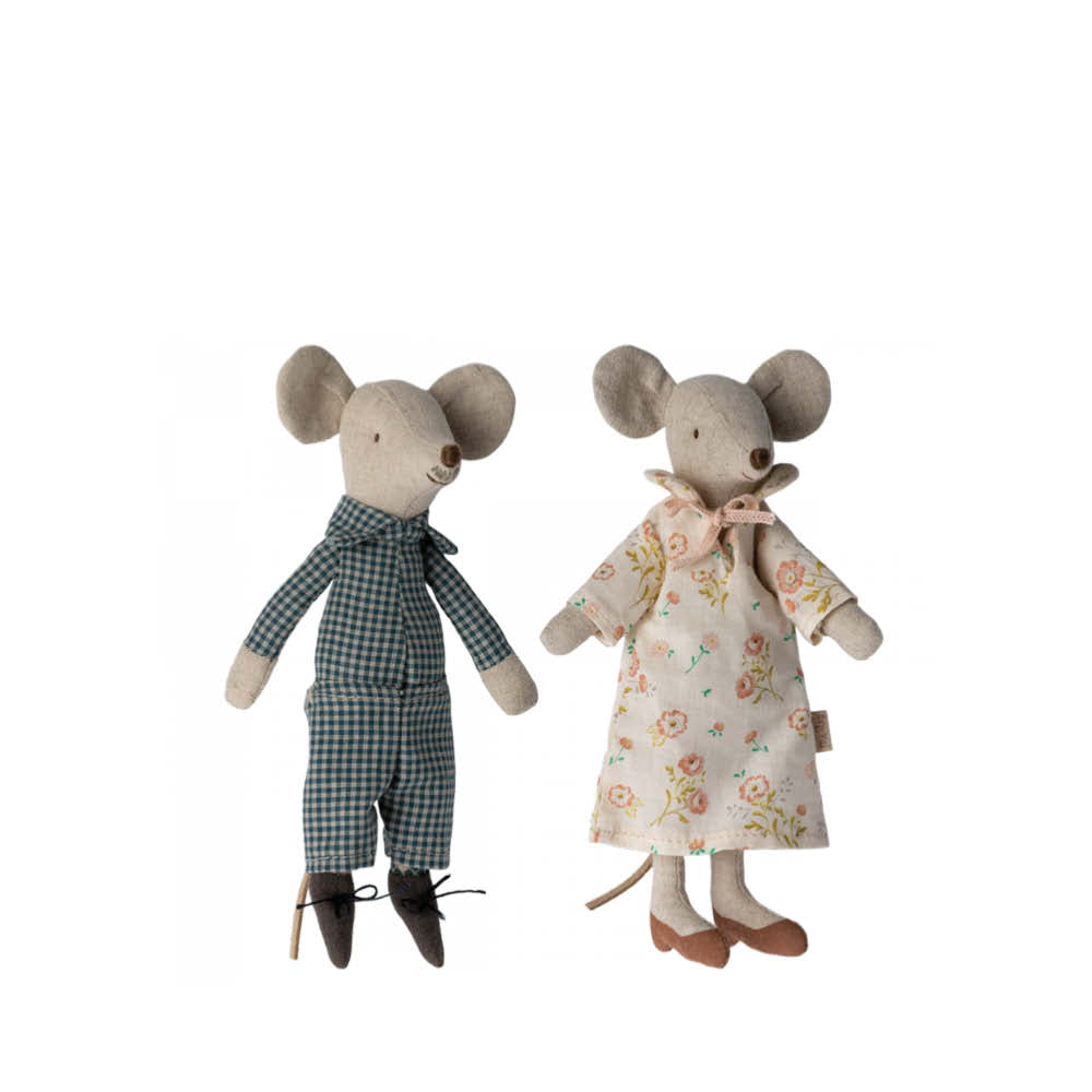 Grandma & Grandpa Mouse in Cigar Box