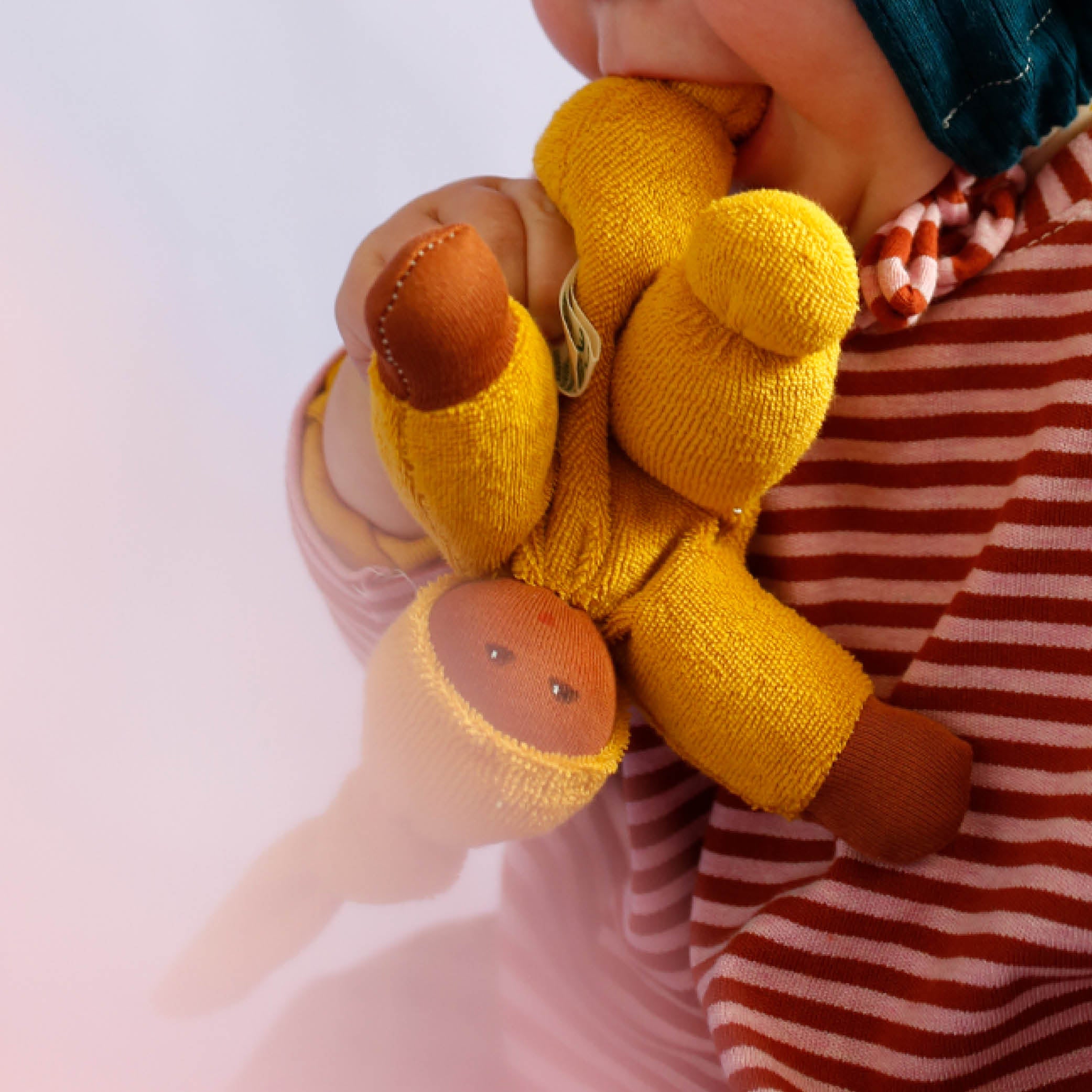 Stoffpuppe in goldgelb