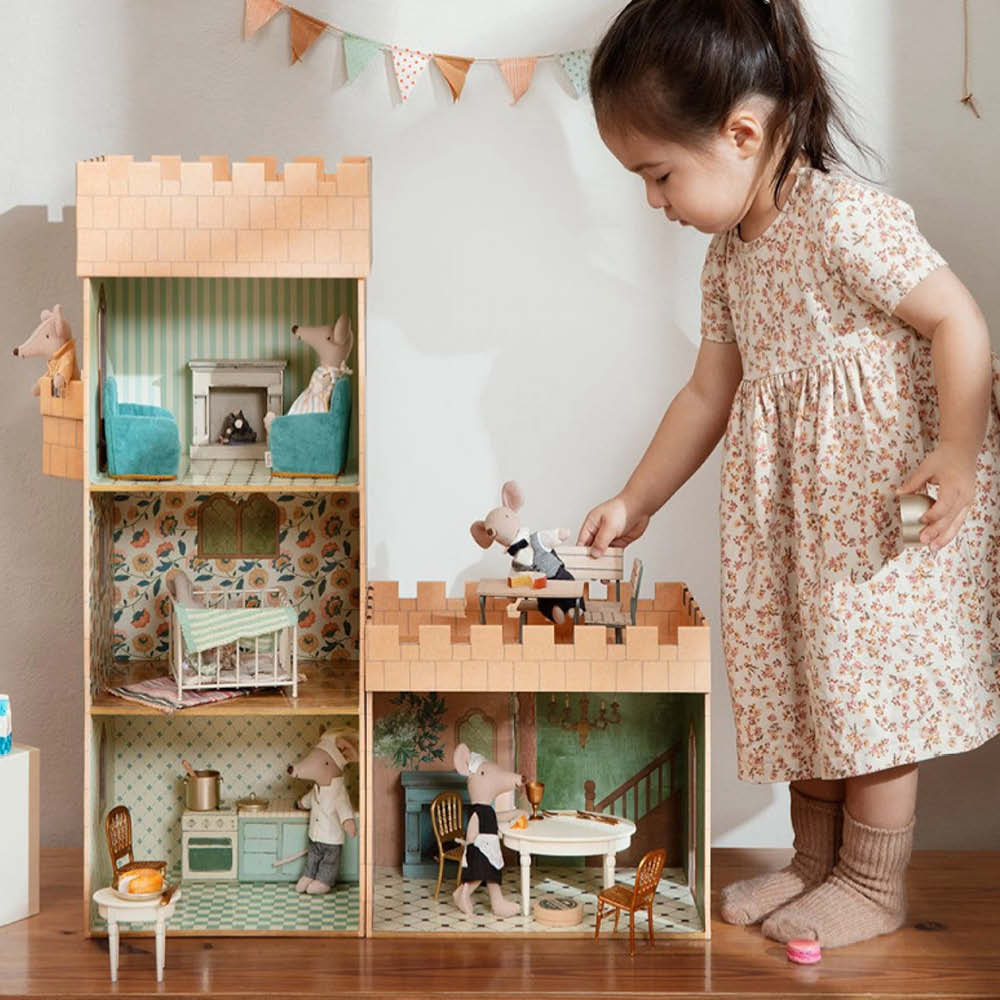 Mice, castle with kitchen