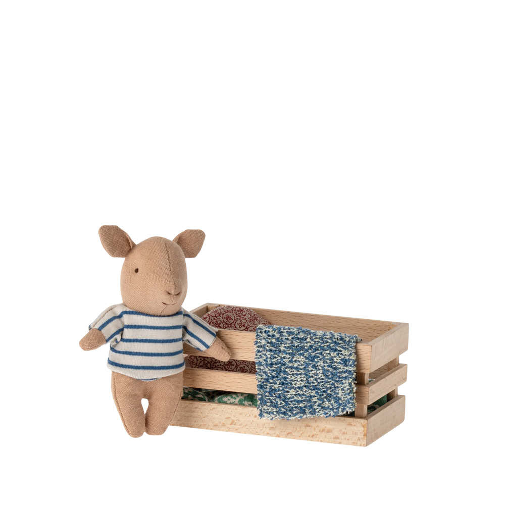 Kleines Schwein mit Box in blau
