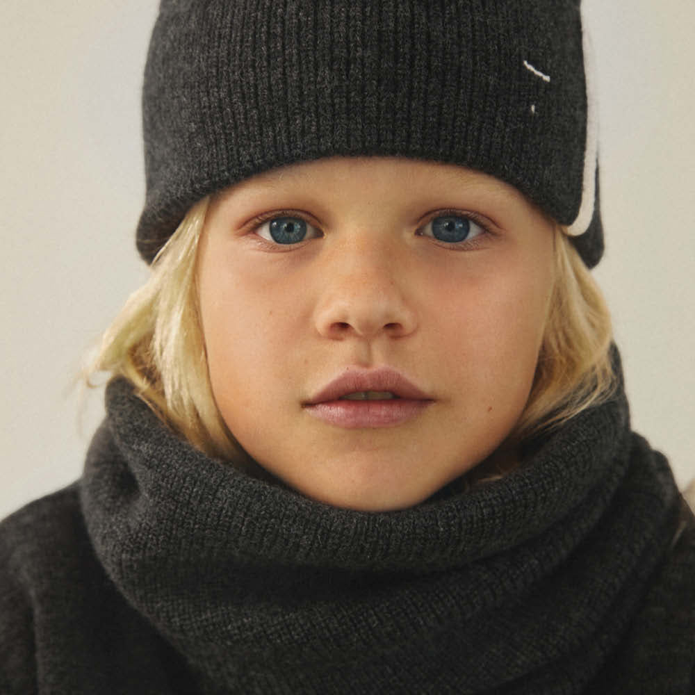 Beanie in nearly black