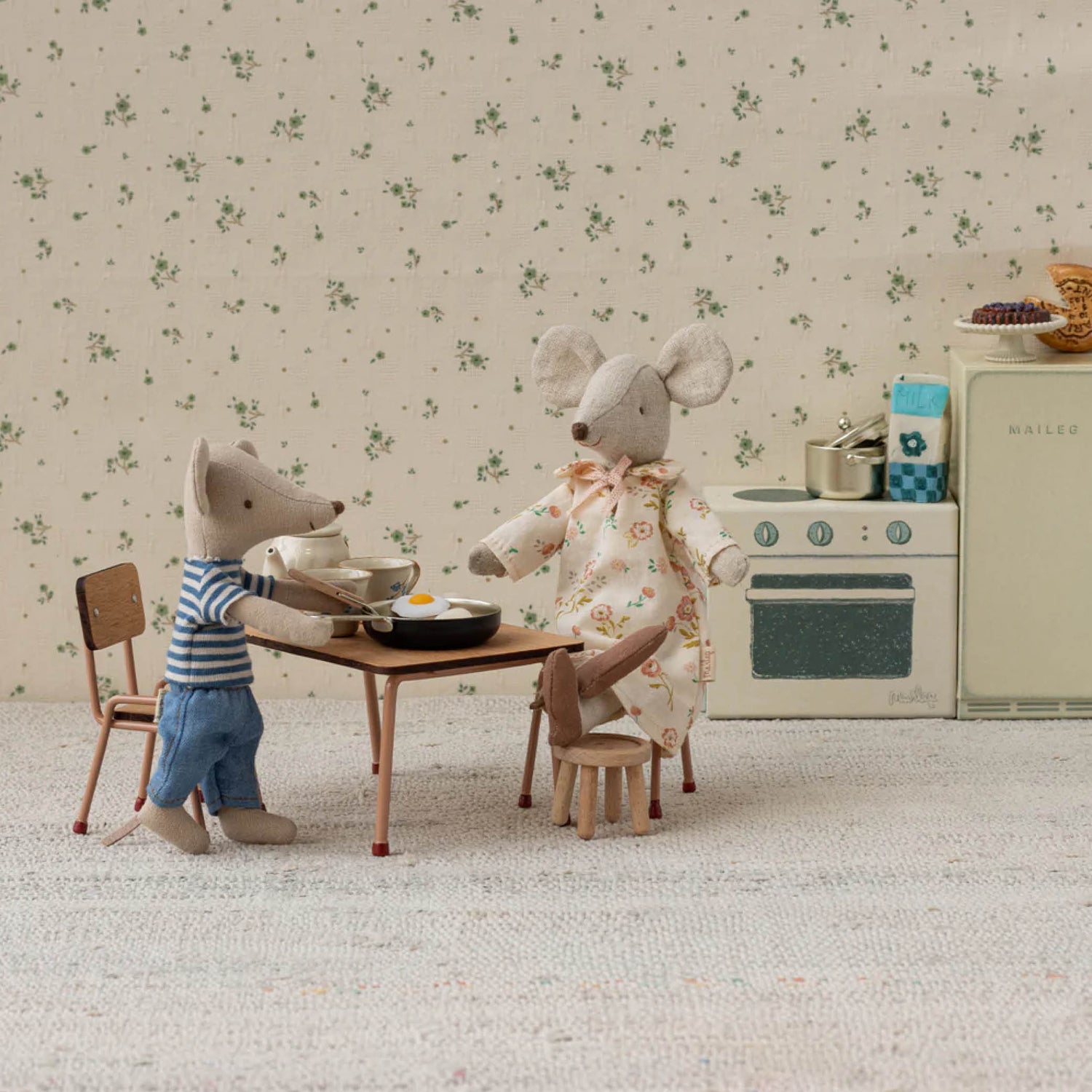 Mice Table & Chair Set in dark powder
