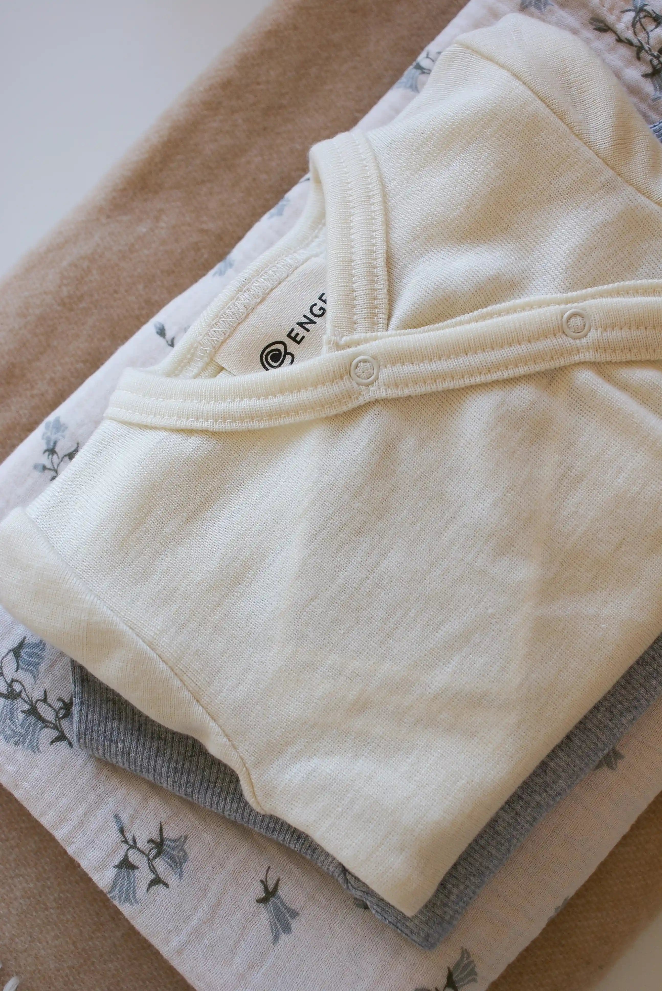 Langärmliger Wickelbody aus Wolle/Seide