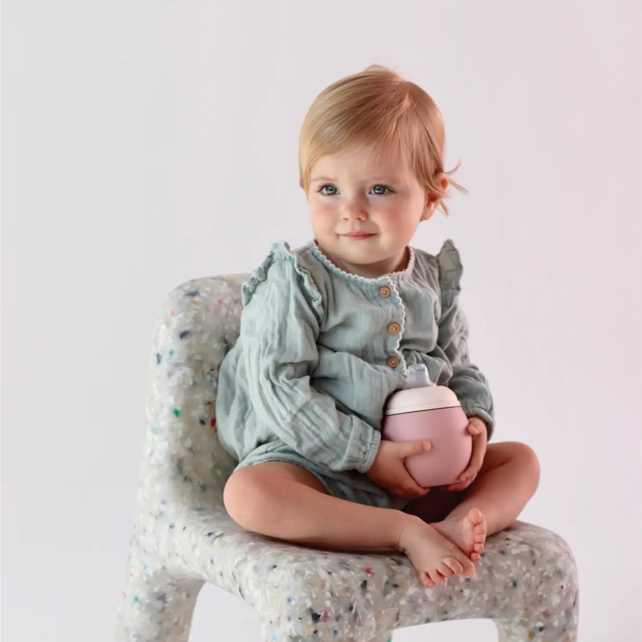 Baby und Kleinkind Toddler Bubble Lernflasche in blush und nude 240ml aus BPA frei medizinischem Silikon ohne Plastik von Elke bei kinder und konsorten düsseldorf