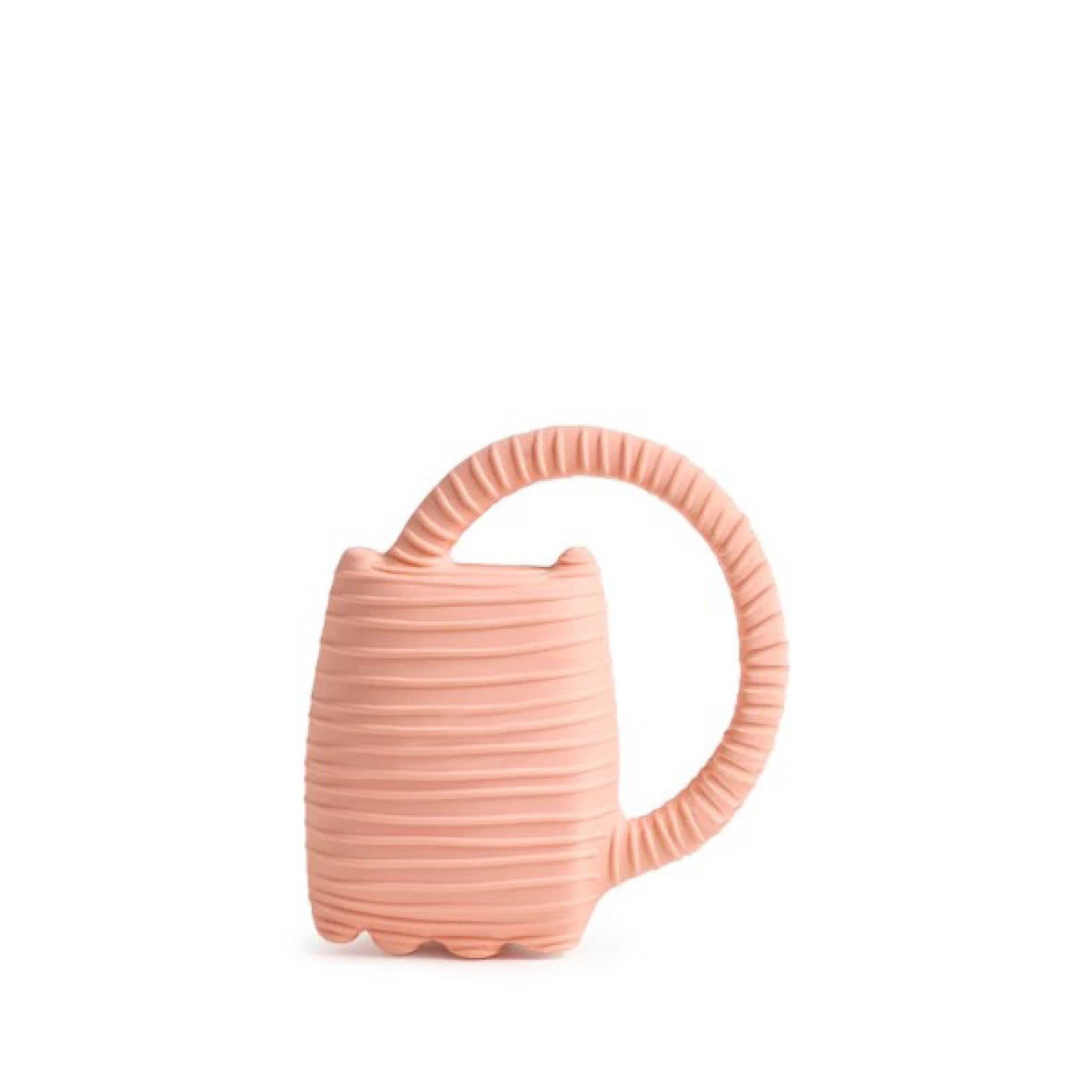Baby Beißring Teether Oli & Carol x Donna Wilson Katze aus Naturkautschuk und von Hand bemalt mit speiseechten Farben - 100% natürlich von Oli und Carol bei kinder und konsorten Düsseldorf