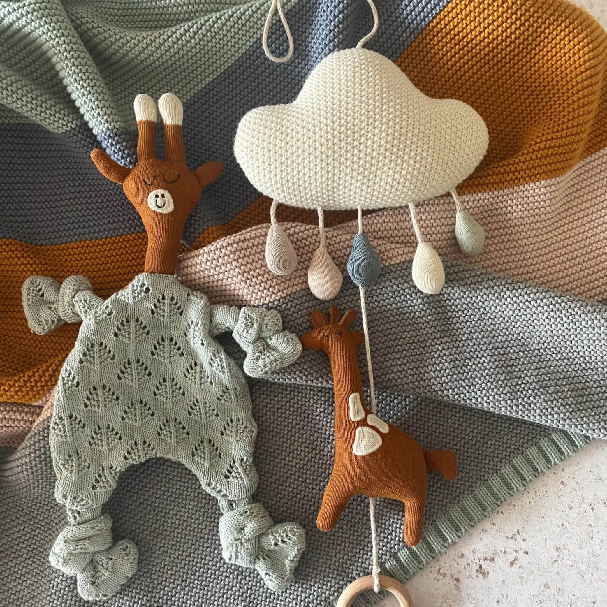 Baby Spieluhr Giraffe mit Wolke von Sophie Home bei kinder & konsorten Babyfachhandel in Düsseldorf