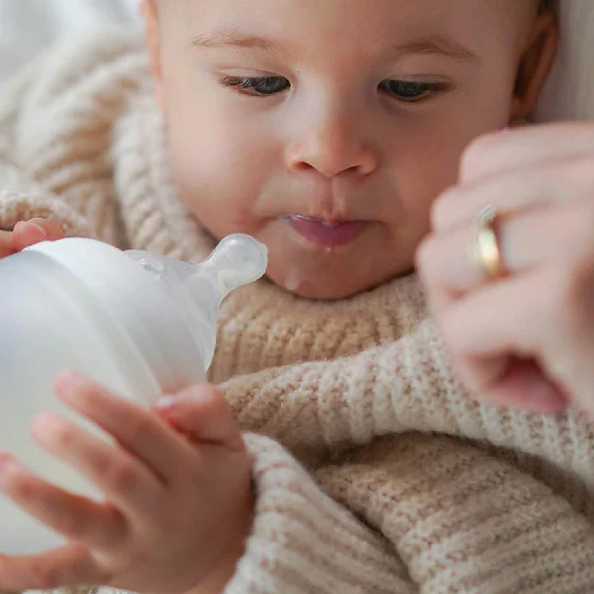 Baby und Neugeborene Antikolik Babyflasche in sand 150ml aus BPA frei medizinischem Silikon ohne Plastik von Elke bei kinder und konsorten düsseldorf