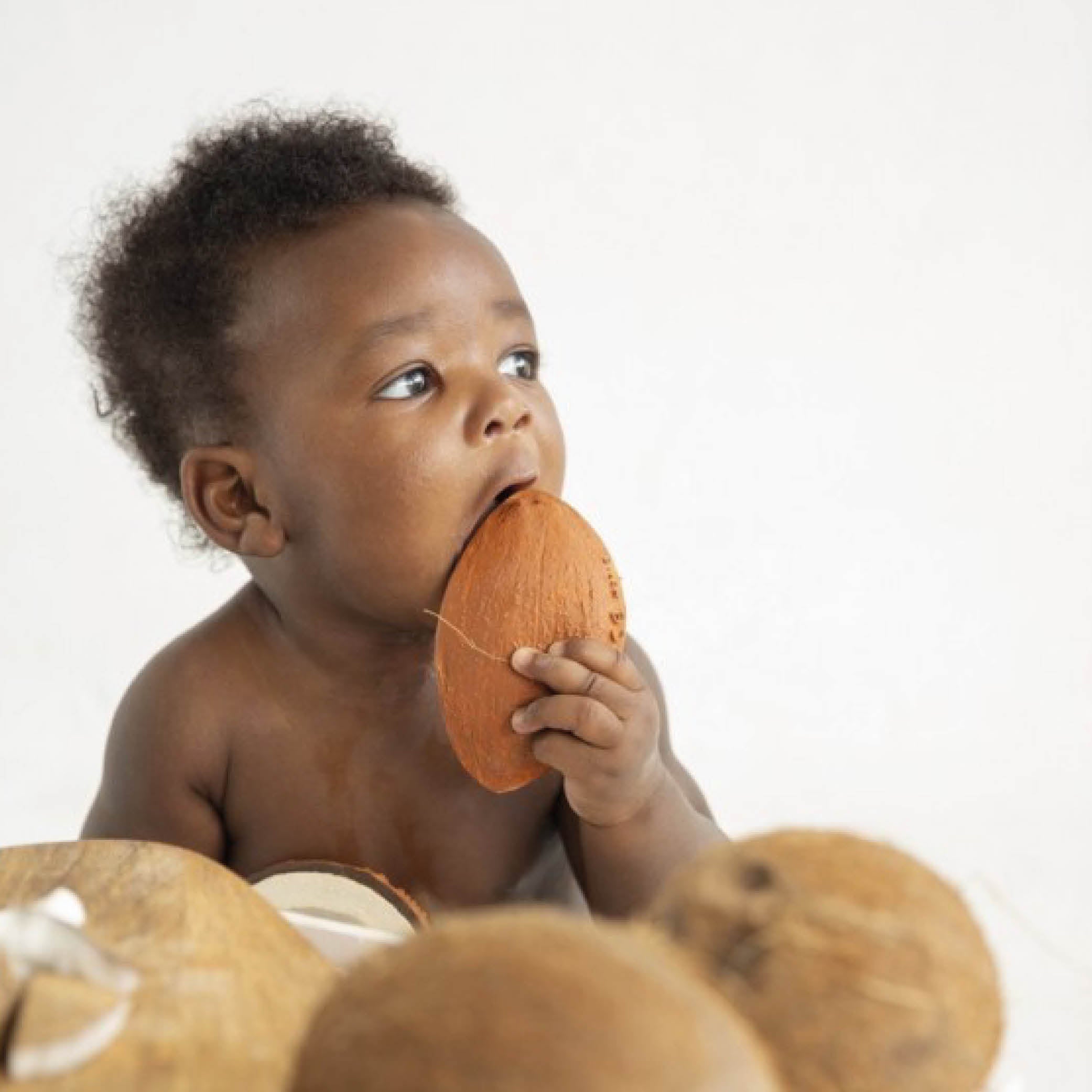 Baby Beißring Teether Coco die Kokosnuss aus Naturkautschuk und von Hand bemalt mit speiseechten Farben - 100% natürlich von Oli und Carol bei kinder und konsorten Düsseldorf