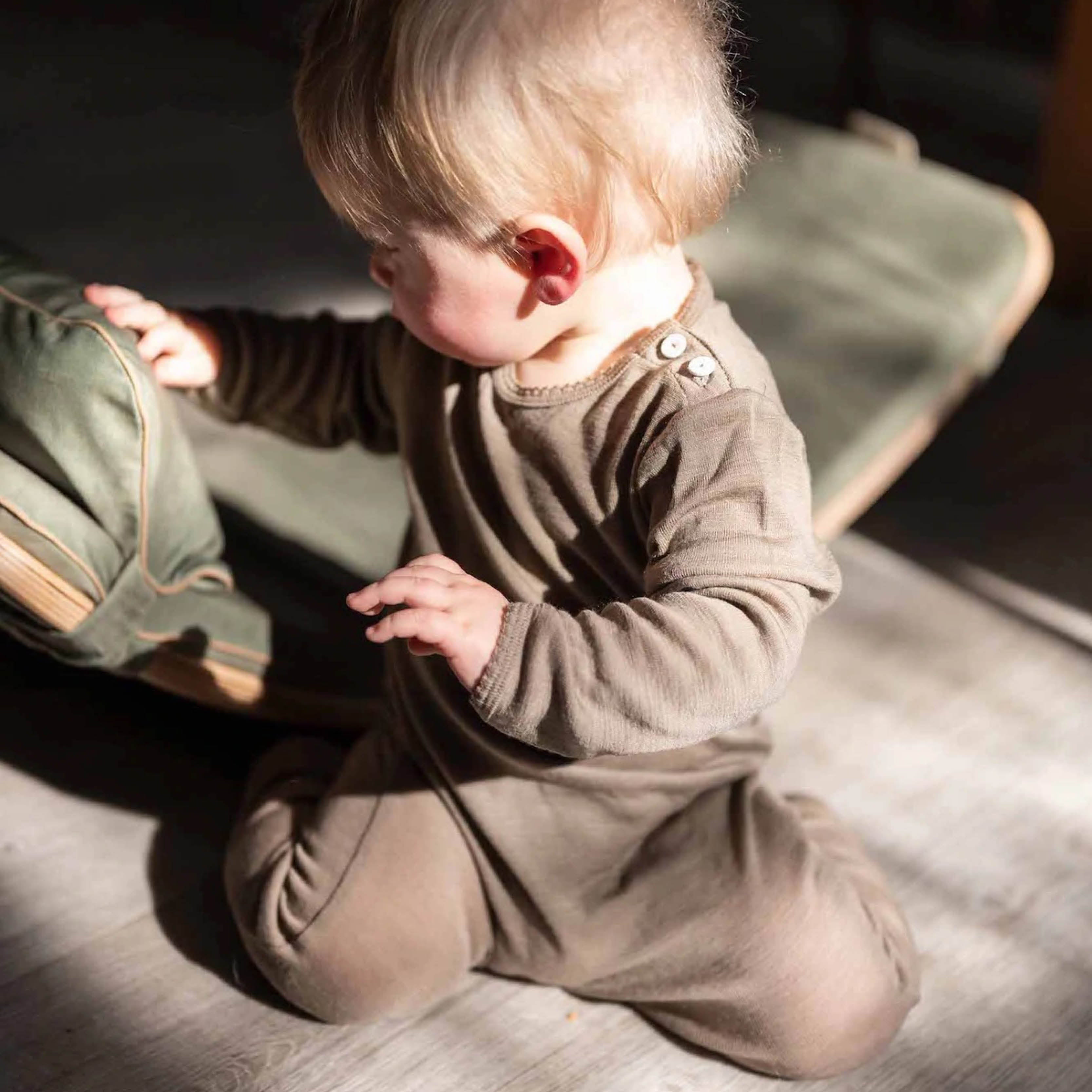 Baby Onesie aus Merinowolle in nutmeg