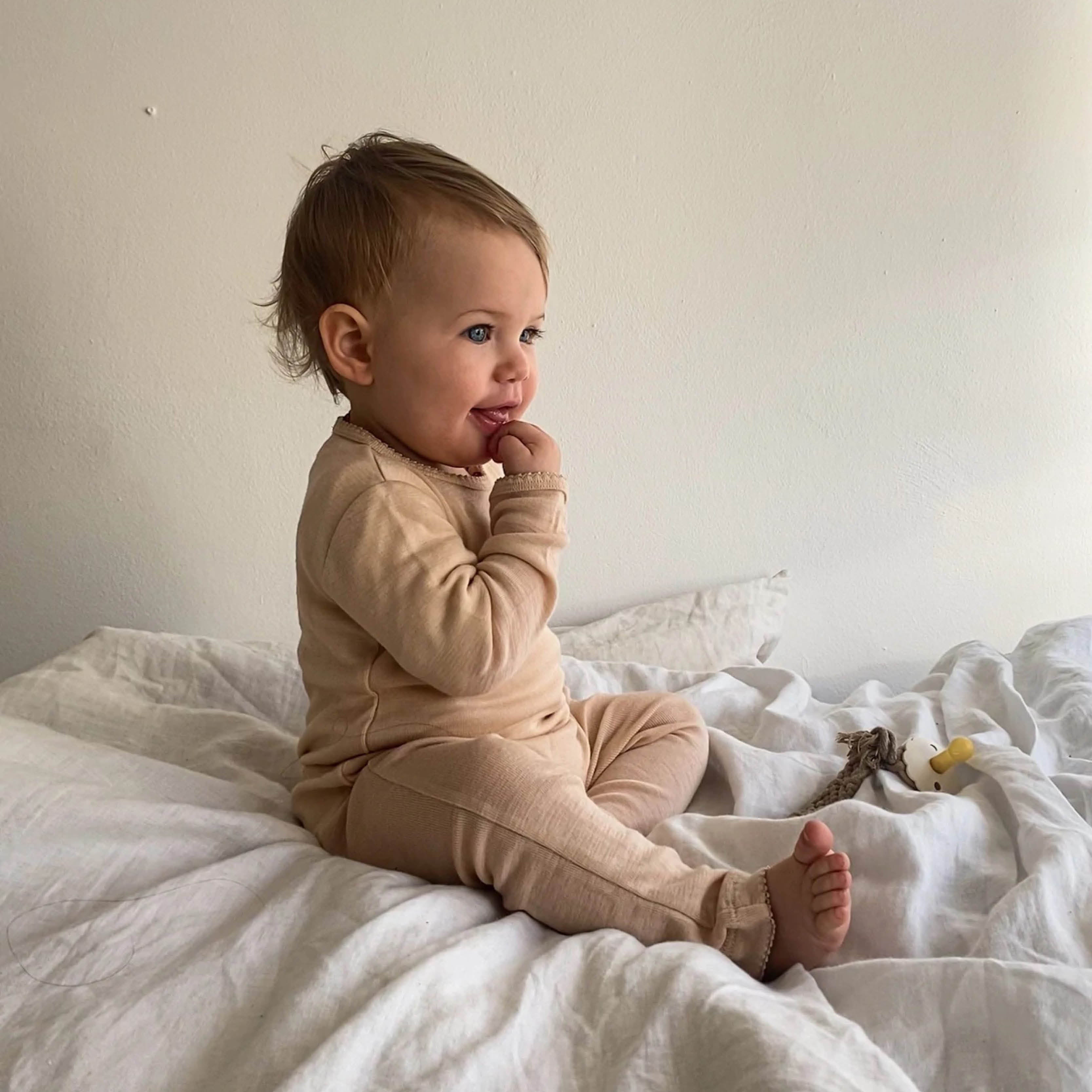 Baby Onesie aus Merinowolle in almond
