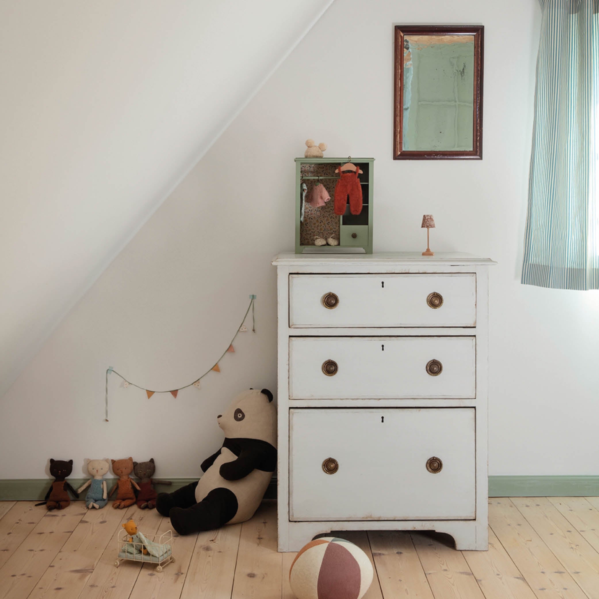 Teddy & Hasen Kleiderschrank in minzgrün