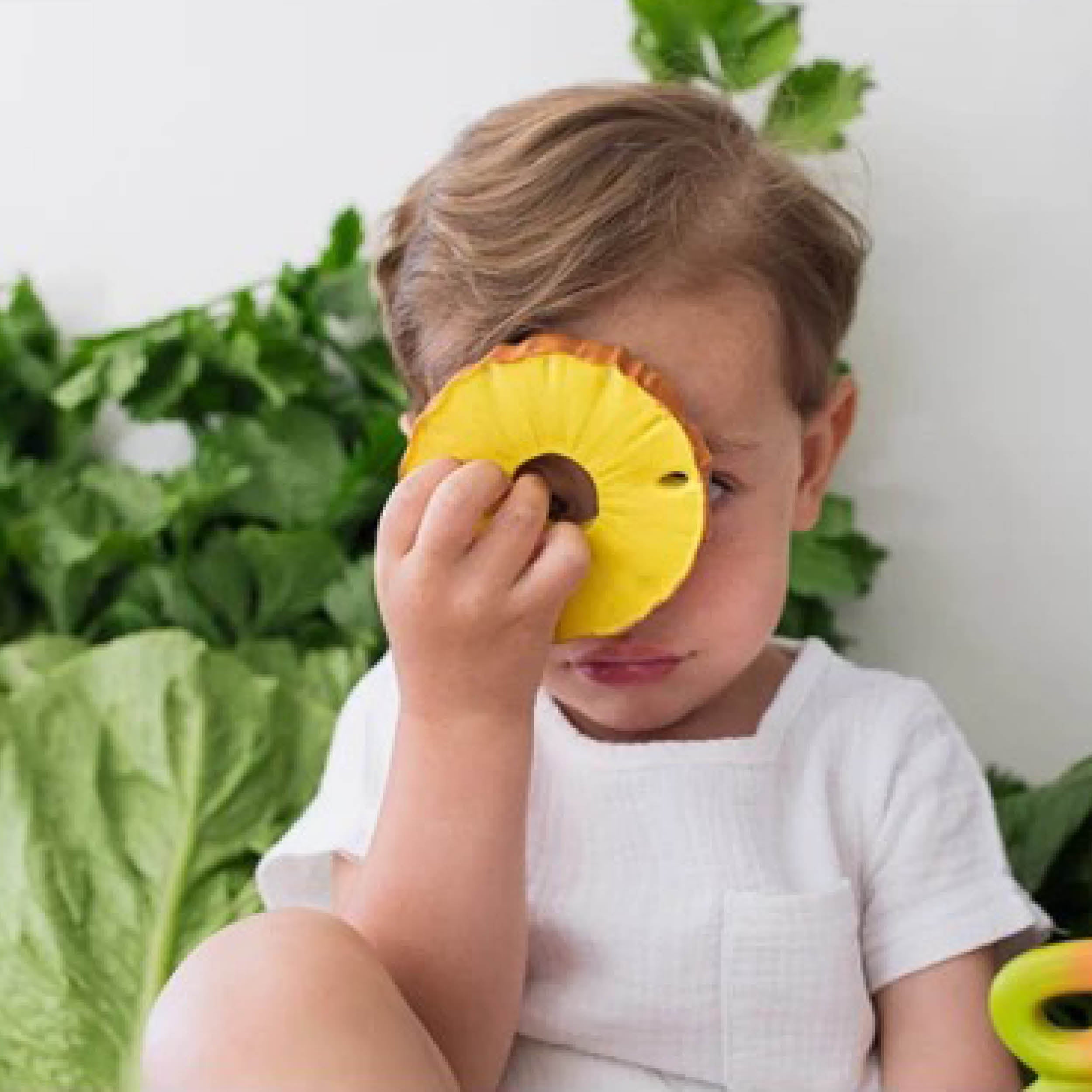 Baby Beißring Teether Oli & Carol Pineapple die Ananas aus Naturkautschuk und von Hand bemalt mit speiseechten Farben - 100% natürlich von Oli und Carol bei kinder und konsorten Düsseldorf