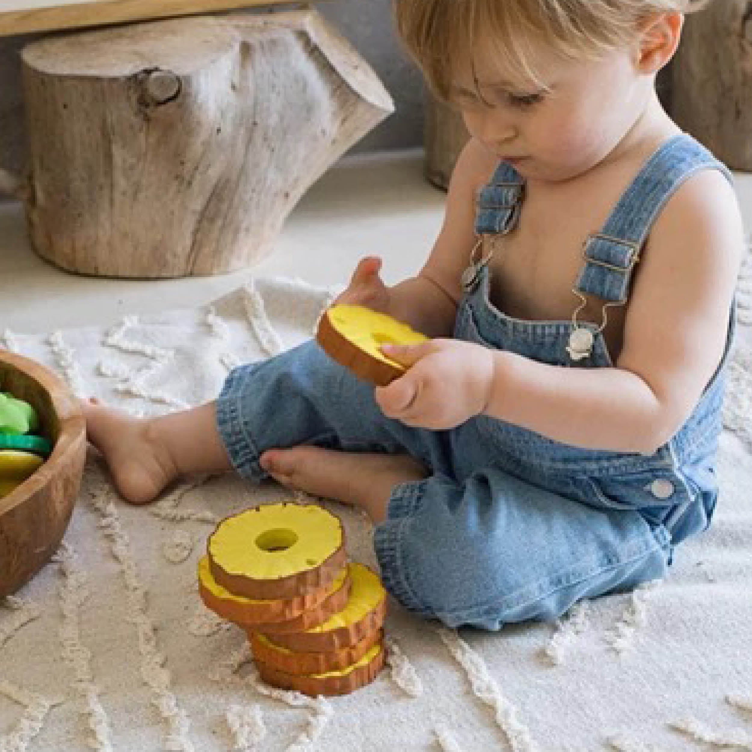 Baby Beißring Teether Oli & Carol Pineapple die Ananas aus Naturkautschuk und von Hand bemalt mit speiseechten Farben - 100% natürlich von Oli und Carol bei kinder und konsorten Düsseldorf