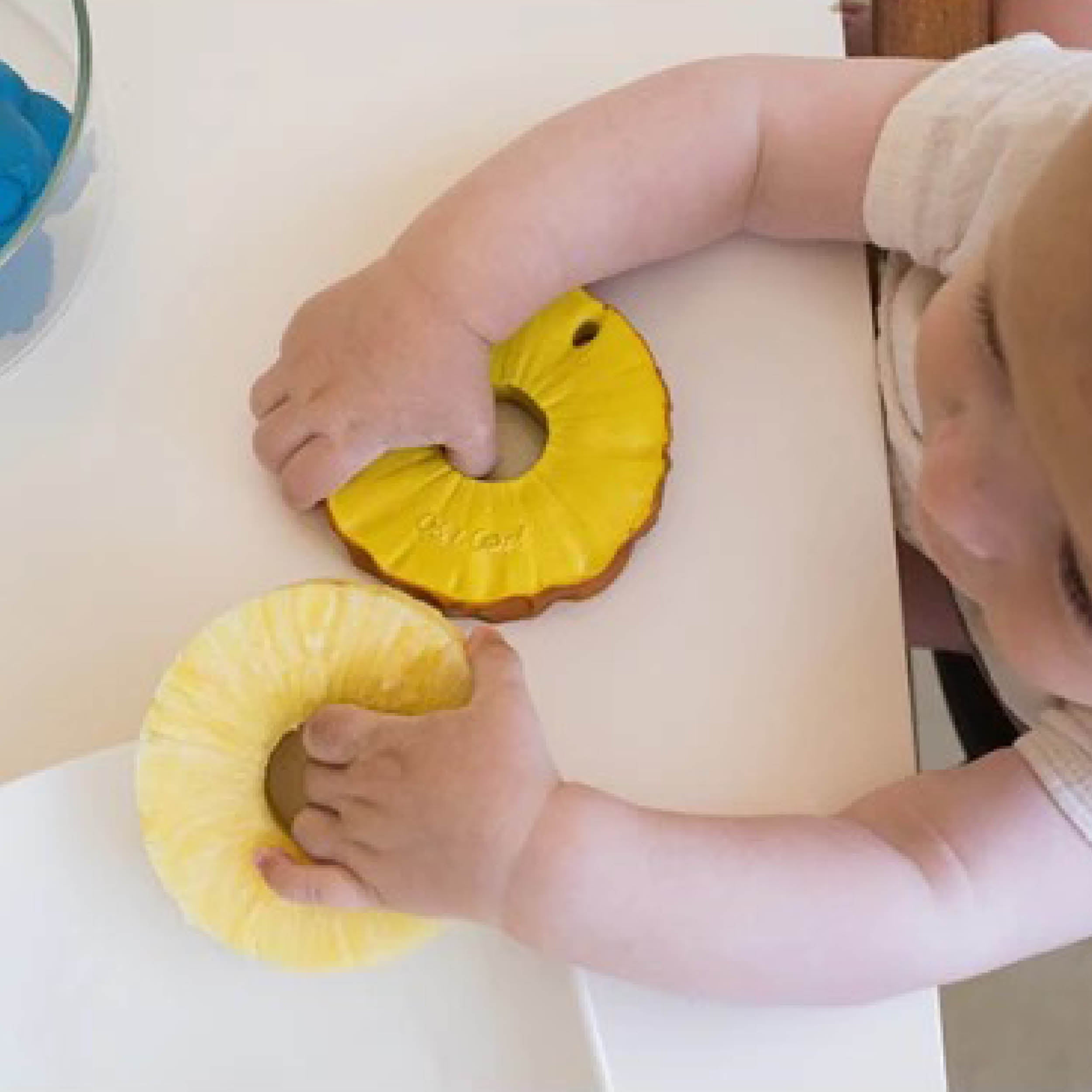 Baby Beißring Teether Oli & Carol Pineapple die Ananas aus Naturkautschuk und von Hand bemalt mit speiseechten Farben - 100% natürlich von Oli und Carol bei kinder und konsorten Düsseldorf