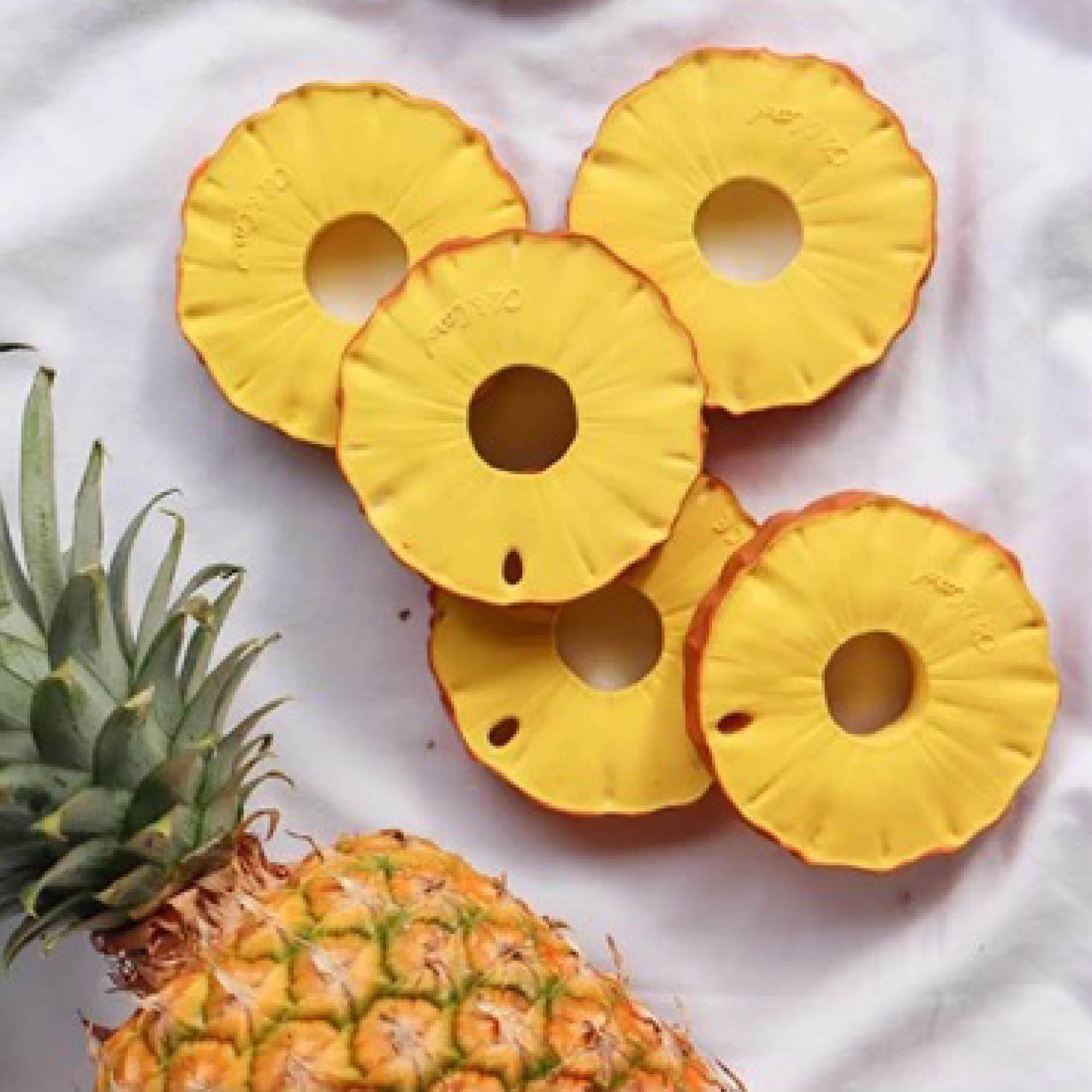 Baby Beißring Teether Oli & Carol Pineapple die Ananas aus Naturkautschuk und von Hand bemalt mit speiseechten Farben - 100% natürlich von Oli und Carol bei kinder und konsorten Düsseldorf