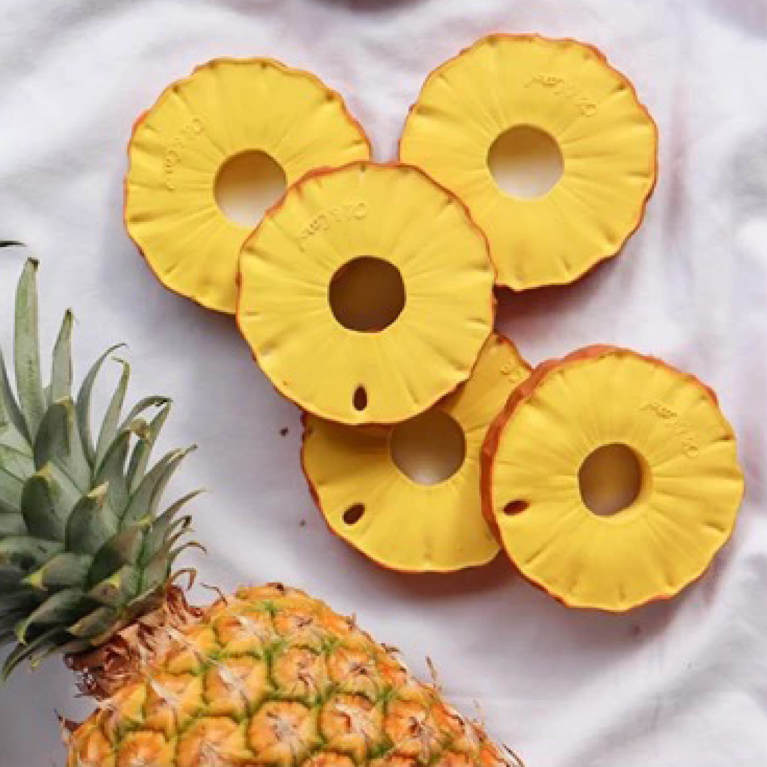 Baby Beißring Teether Oli & Carol Pineapple die Ananas aus Naturkautschuk und von Hand bemalt mit speiseechten Farben - 100% natürlich von Oli und Carol bei kinder und konsorten Düsseldorf