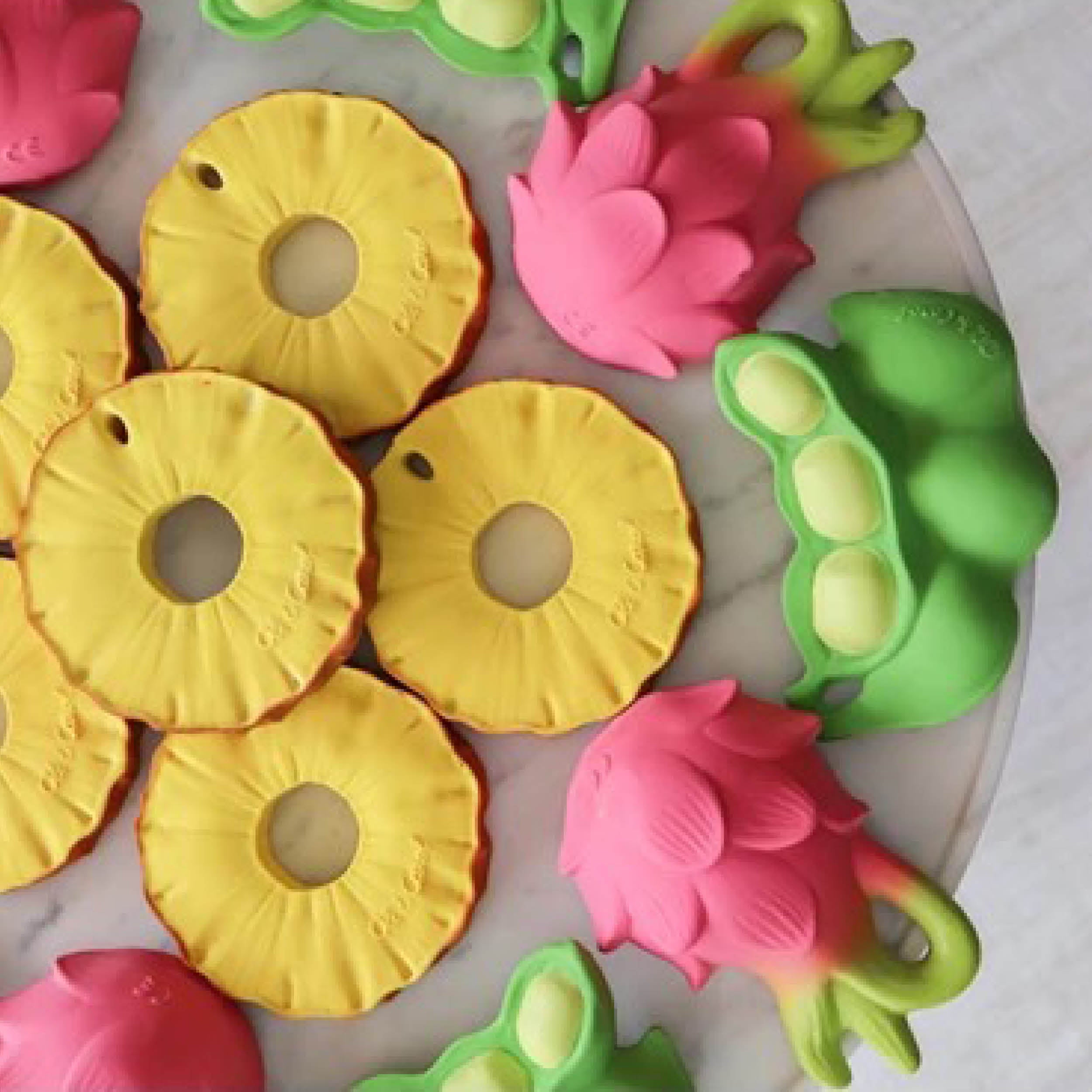 Baby Beißring Teether Oli & Carol Pineapple die Ananas aus Naturkautschuk und von Hand bemalt mit speiseechten Farben - 100% natürlich von Oli und Carol bei kinder und konsorten Düsseldorf