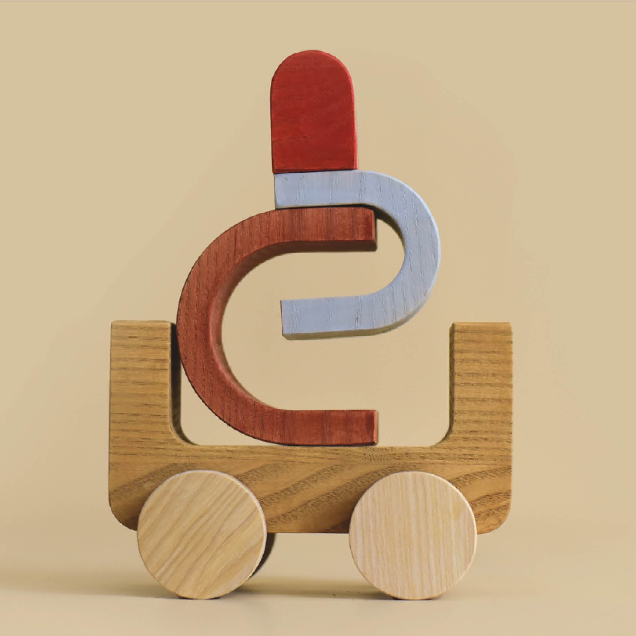 Kinder und Kleinkinder Regenbogen Auto aus Holz mit speiseechten Farben von Min Min Copenhagen bei kinder & konsorten in Düsseldorf Germany Deutschland