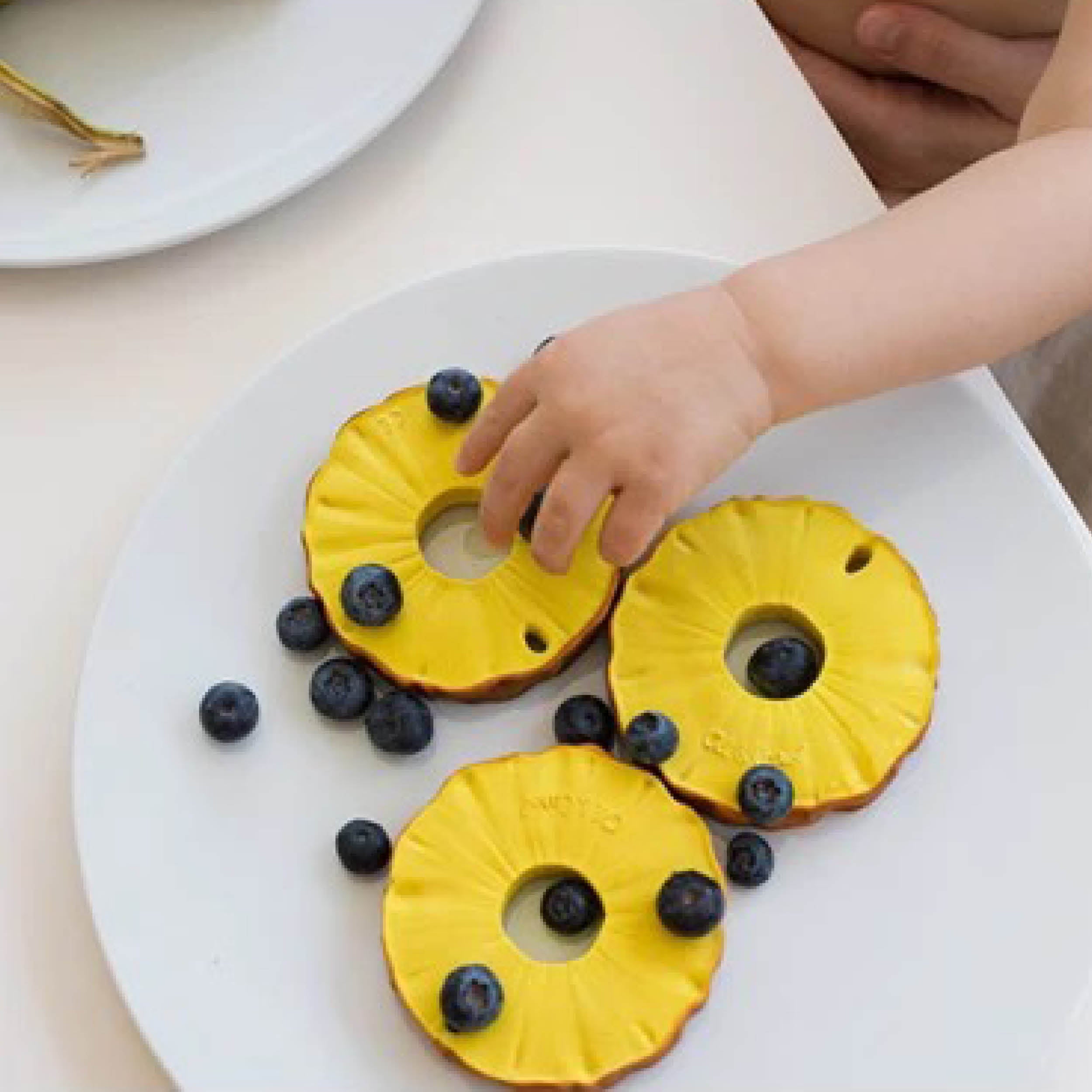 Baby Beißring Teether Oli & Carol Pineapple die Ananas aus Naturkautschuk und von Hand bemalt mit speiseechten Farben - 100% natürlich von Oli und Carol bei kinder und konsorten Düsseldorf