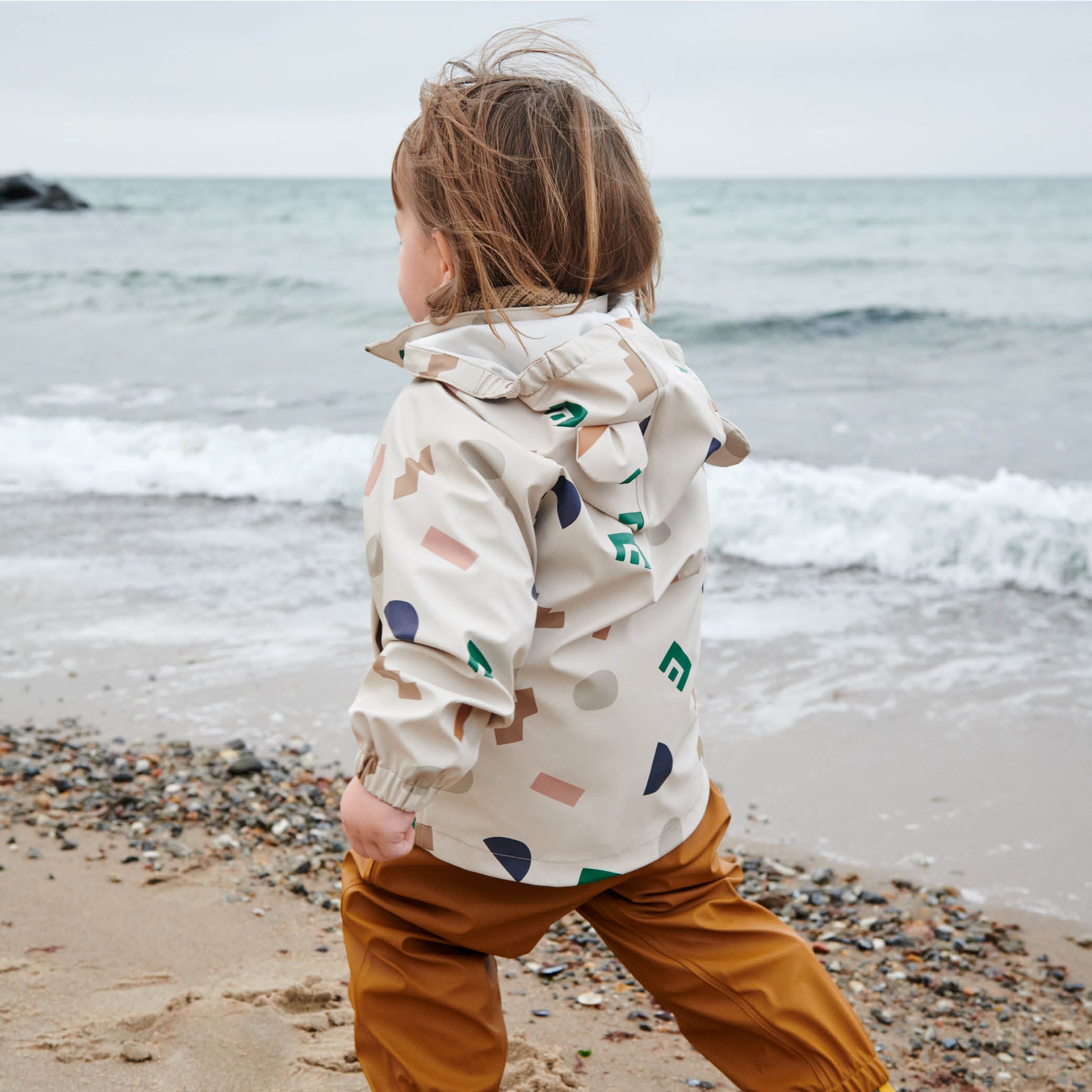 Set of 2, Rain jacket and -trousers Melodi in graphic alphabet/sandy