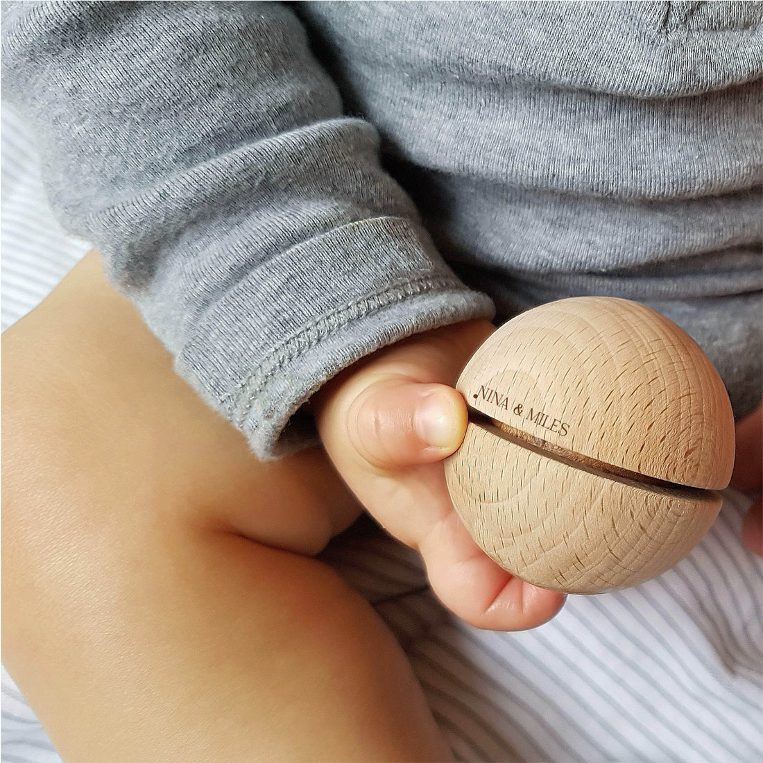 Holzkugel Rassel nach Montessori