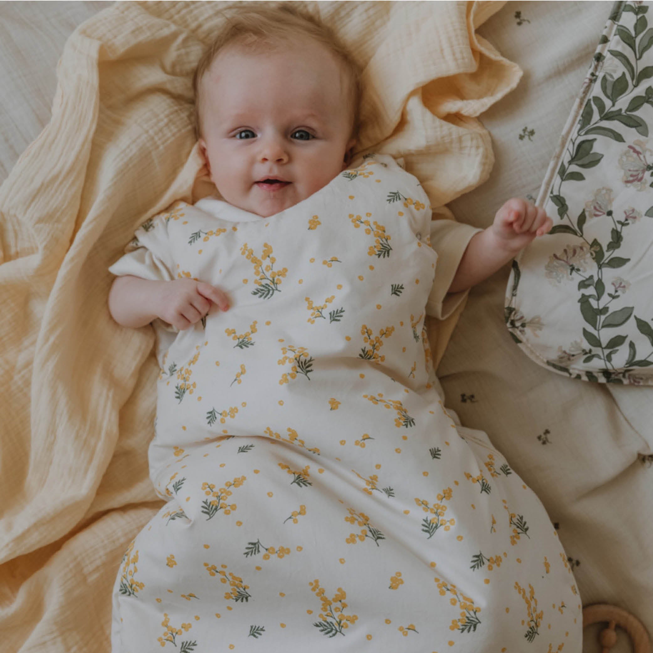 Baby und neugeborenen Schlafsack bis 9 Monate in mimosa von Garbo & Friends aus weicher und qualitativ hochwertigen Bio Perkal Baumwolle bei kinder & konsorten in Düsseldorf
