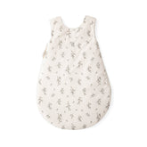 Baby und neugeborenen Schlafsack bis 9 Monate in bluebell von Garbo & Friends aus weicher und qualitativ hochwertigen Bio Perkal Baumwolle bei kinder & konsorten in Düsseldorf
