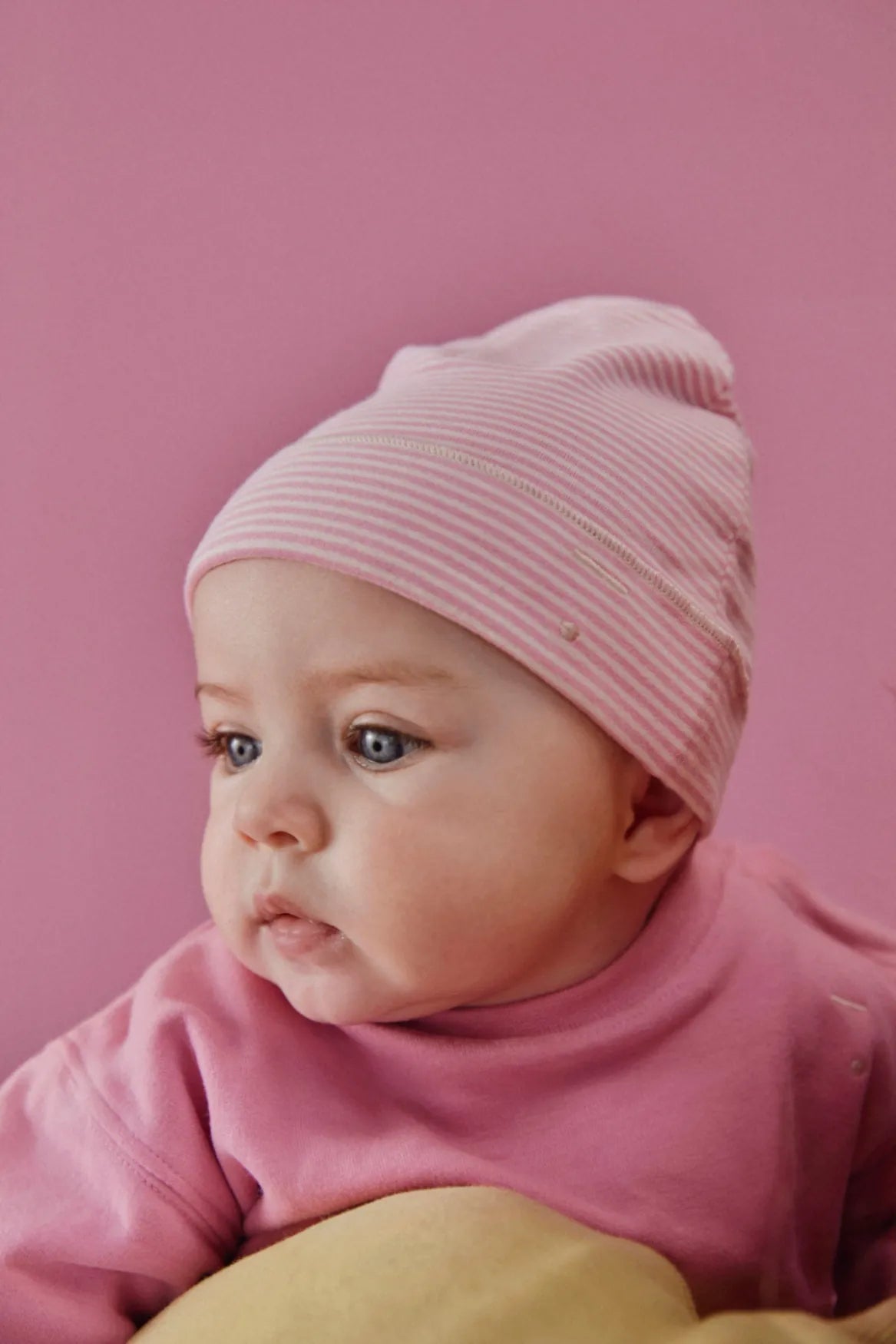 Baby Beanie in bubblegum/cream